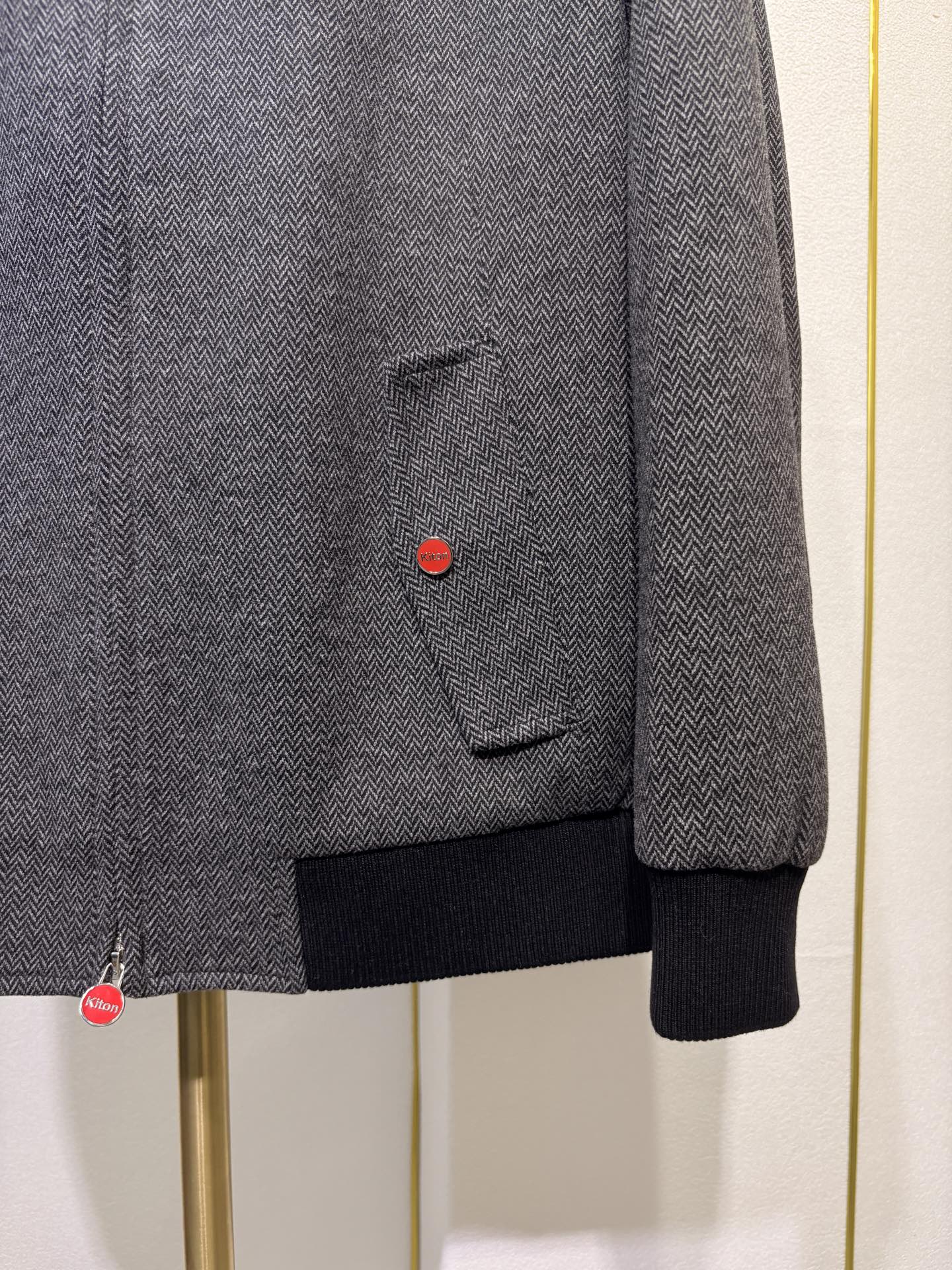 Kiton，2025新款男士商务休闲外套，经典翻领款，客供进口面料、开模定制五金、三标齐，定织定染工艺、