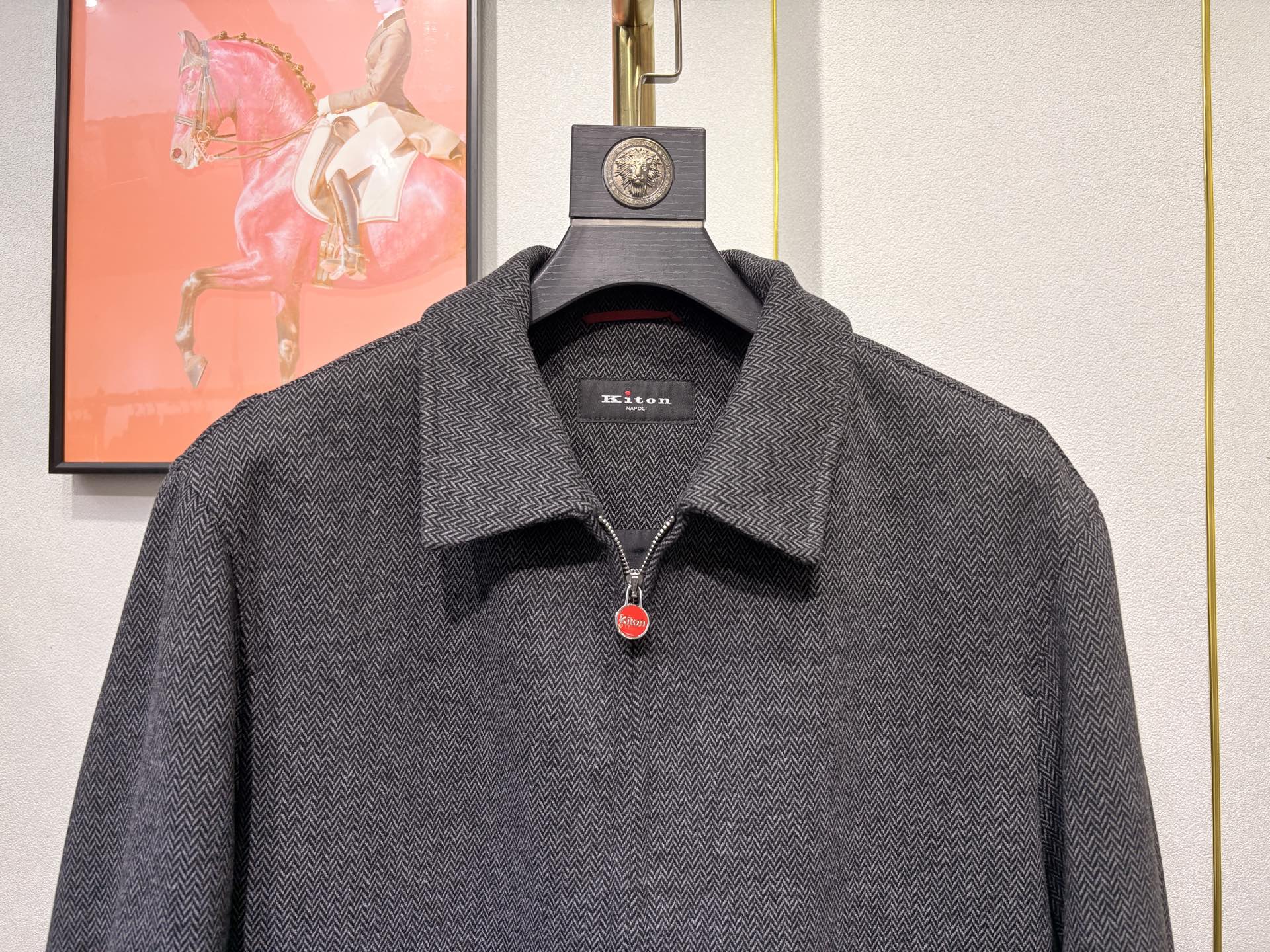 Kiton，2025新款男士商务休闲外套，经典翻领款，客供进口面料、开模定制五金、三标齐，定织定染工艺、