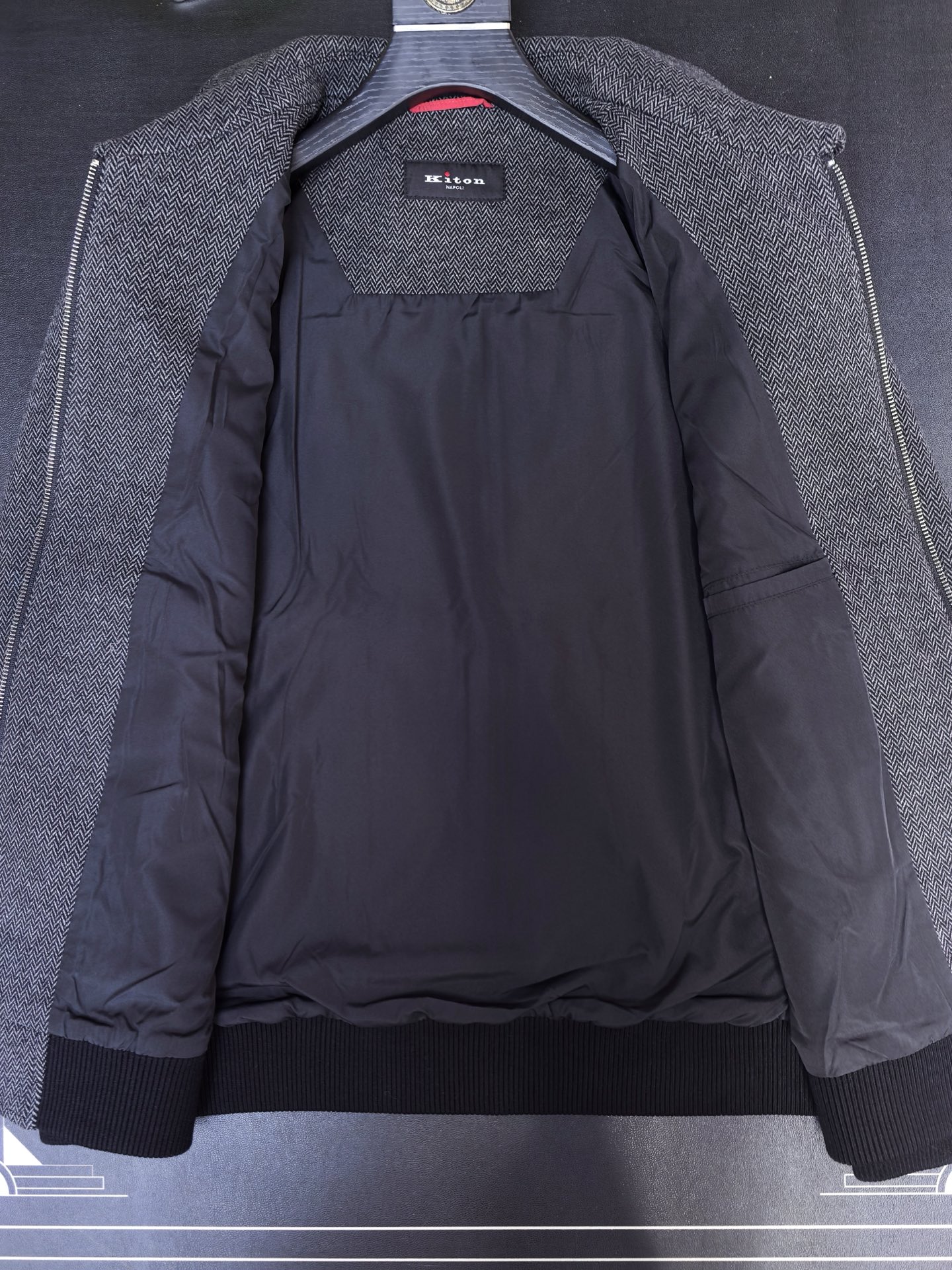 Kiton，2025新款男士商务休闲外套，经典翻领款，客供进口面料、开模定制五金、三标齐，定织定染工艺、