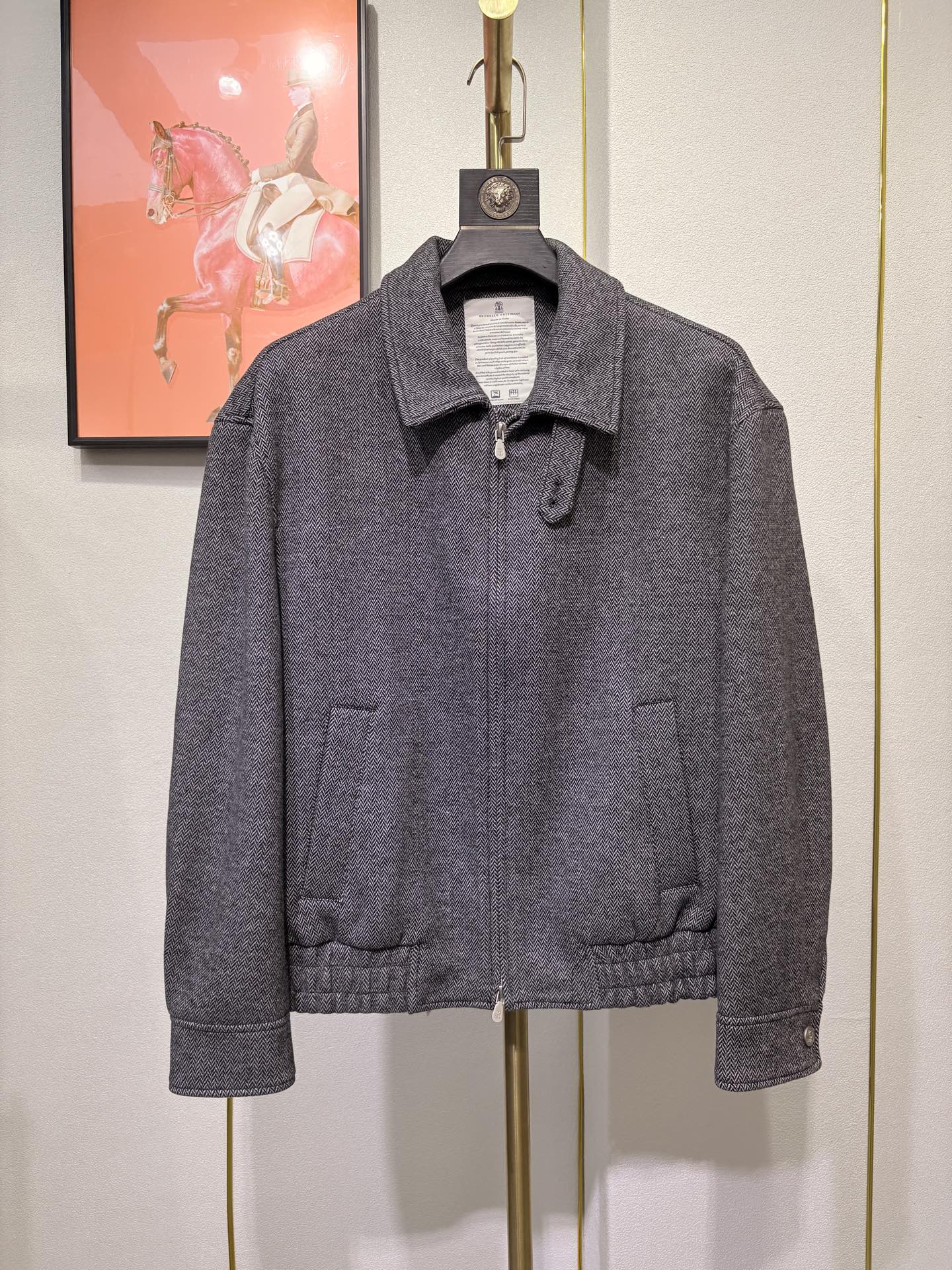 NO:518747,BC, 2025 men's new stand-collar business casual jacket, top luxury Italian imported wool blended herringbone texture fabric, double-head zippered placket, three-standard and high-end blended ingredients, bright color, skin-friendly and not tugged, fluffy and plump feel is really comfortable, it is not easy to deform when worn for a long time, and it has soft and wrinkle resistance, not easy to pill, good wind-proof and warmth, neat car line, crisp and stylish upper body, and can be controlled in various occasions!  Dark gray, oat color. Code M-3XL, on sale in stock.,,jackets & coats,jackets & coats,alexander wang19860909BC,2025男士新款立领商务休闲夹克外套,顶奢意大利进口羊毛混纺人字纹肌理面料,双头拉链门襟、三标齐、高端混纺成分打造而成的精品,色泽鲜亮、亲肤不扎身,蓬松丰盈的手感真的很舒适,长久穿着不易变形拥有柔软抗皱、不易起球、抗风保暖性很好、车线工整,上身挺括有型,多种场合都可驾驭！颜色深灰色,燕麦色.码数M—3XL,现货发售.,,jackets & coats,jackets & coats,alexander wang,Men's clothing