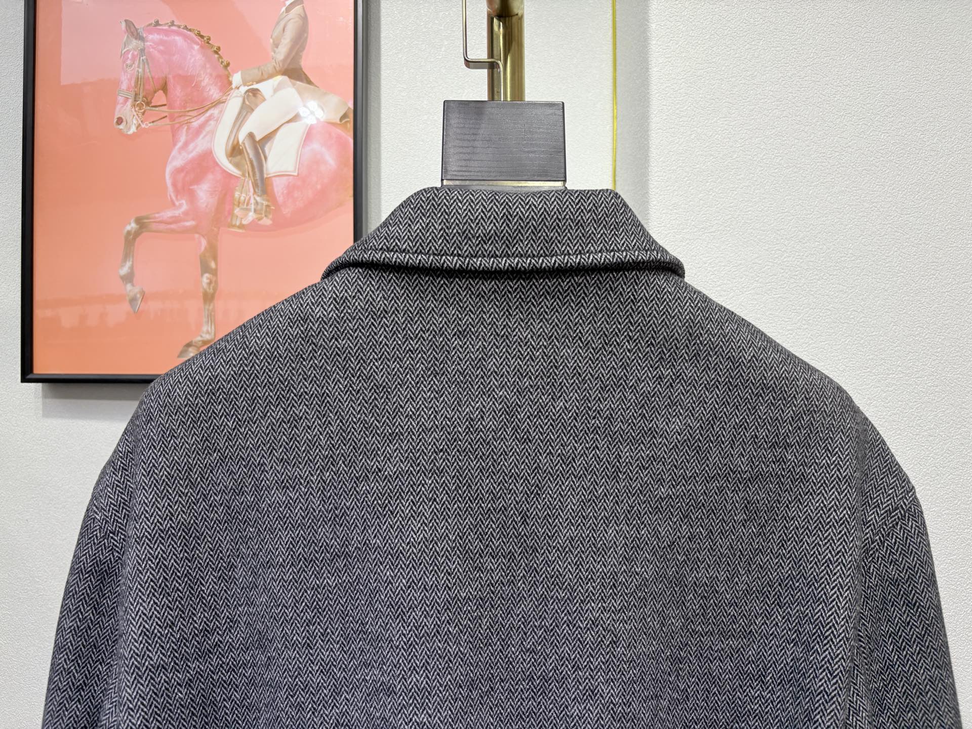 BC，2025男士新款立领商务休闲夹克外套，顶奢意大利进口羊毛混纺人字纹肌理面料，双头拉链门襟、三标齐、