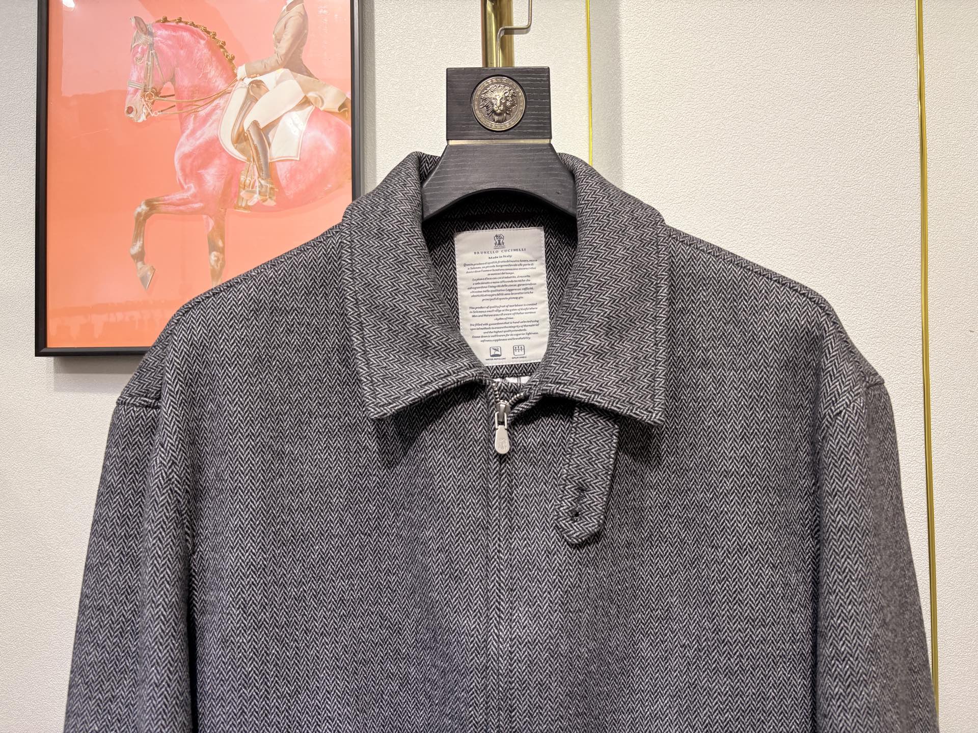 BC，2025男士新款立领商务休闲夹克外套，顶奢意大利进口羊毛混纺人字纹肌理面料，双头拉链门襟、三标齐、