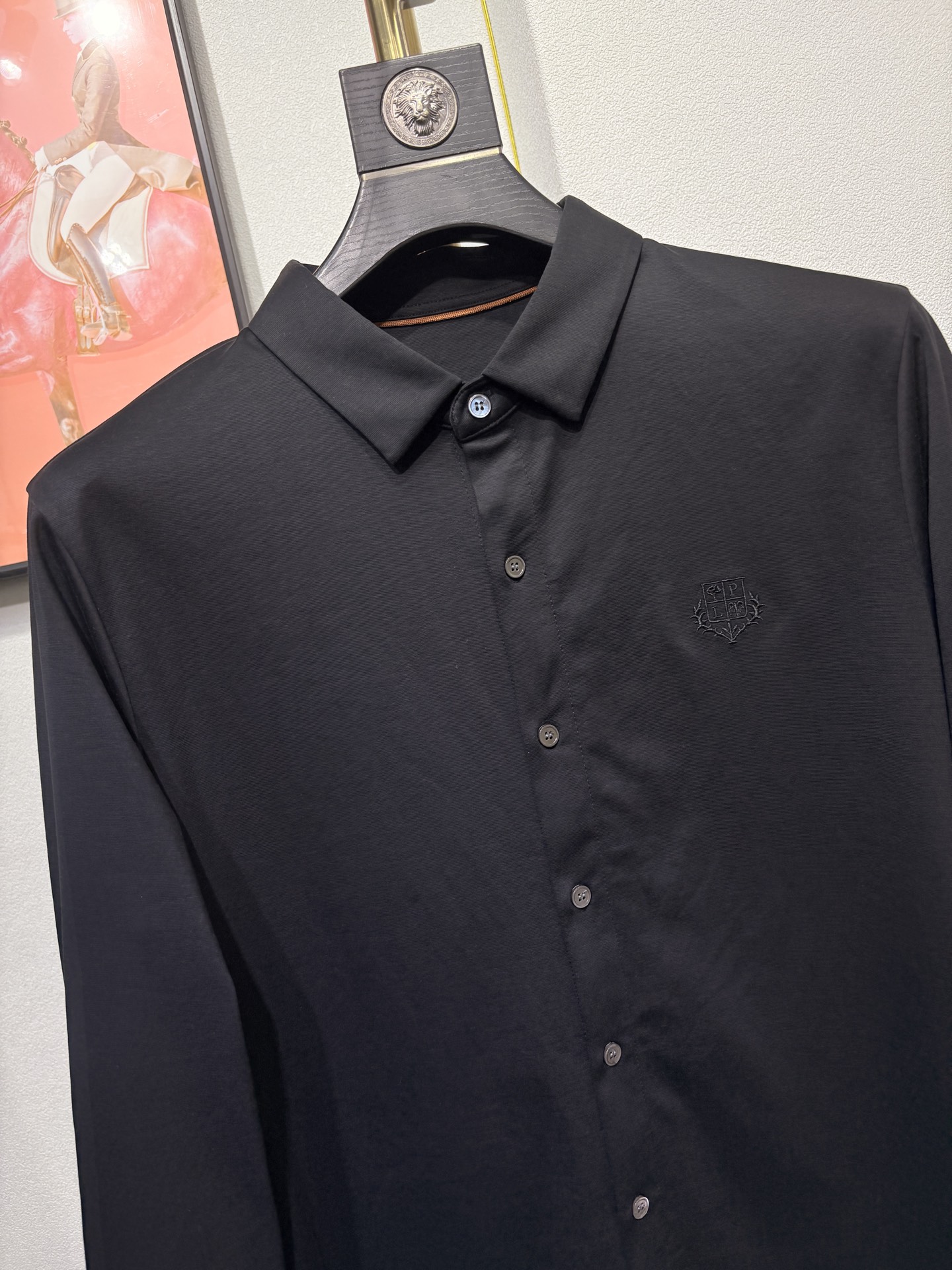 lP🆕，诺U翩然男士长袖衬衫！胸前奢华品牌经典LOGO刺绣设计，品相完美如斯，采用舒适精梳棉面料，属于入