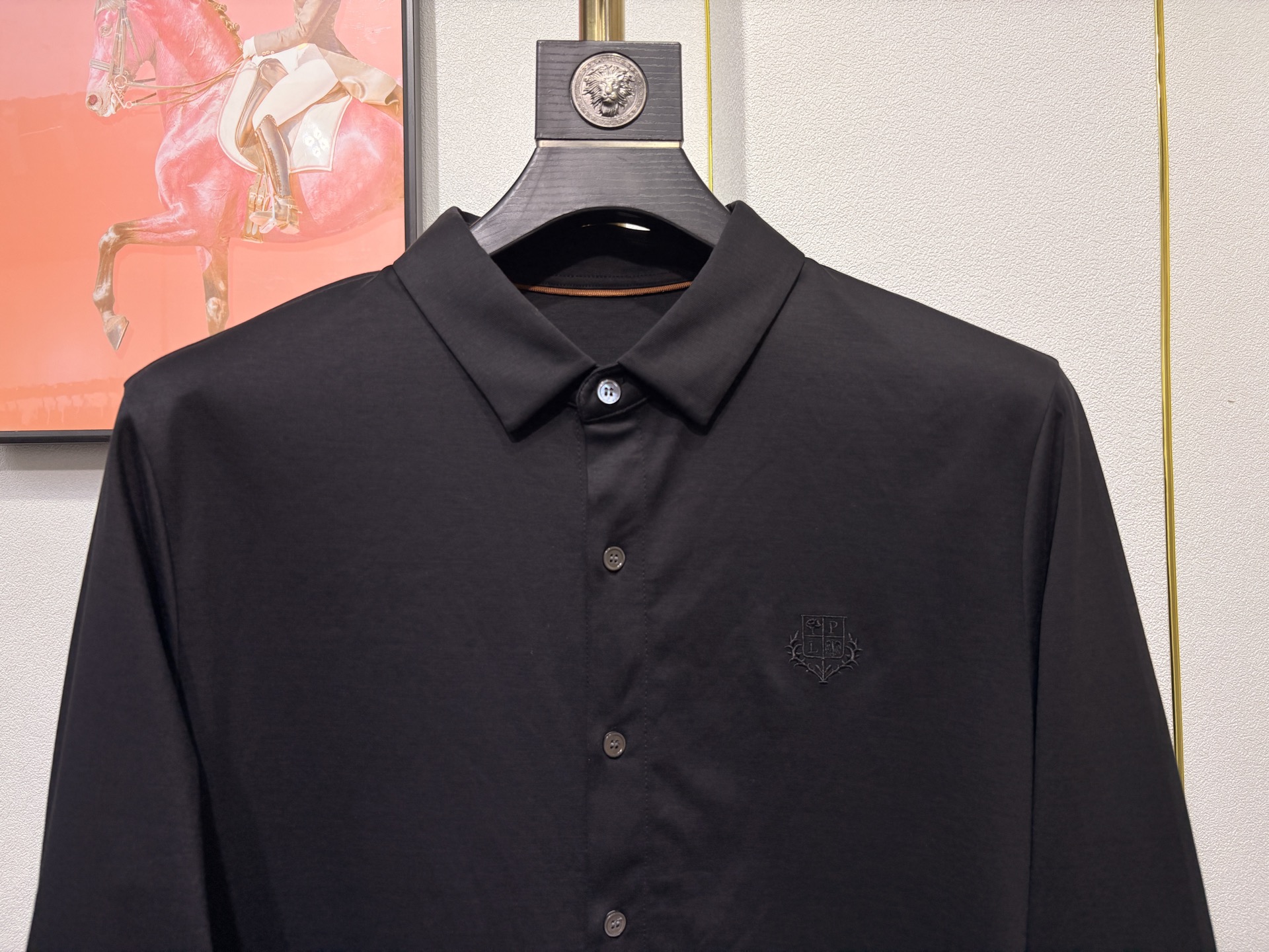 lP🆕，诺U翩然男士长袖衬衫！胸前奢华品牌经典LOGO刺绣设计，品相完美如斯，采用舒适精梳棉面料，属于入