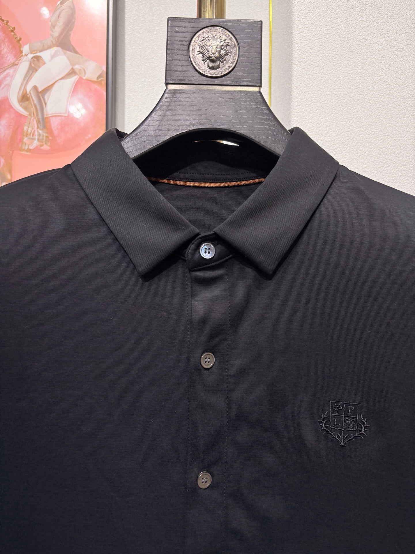 lP🆕，诺U翩然男士长袖衬衫！胸前奢华品牌经典LOGO刺绣设计，品相完美如斯，采用舒适精梳棉面料，属于入