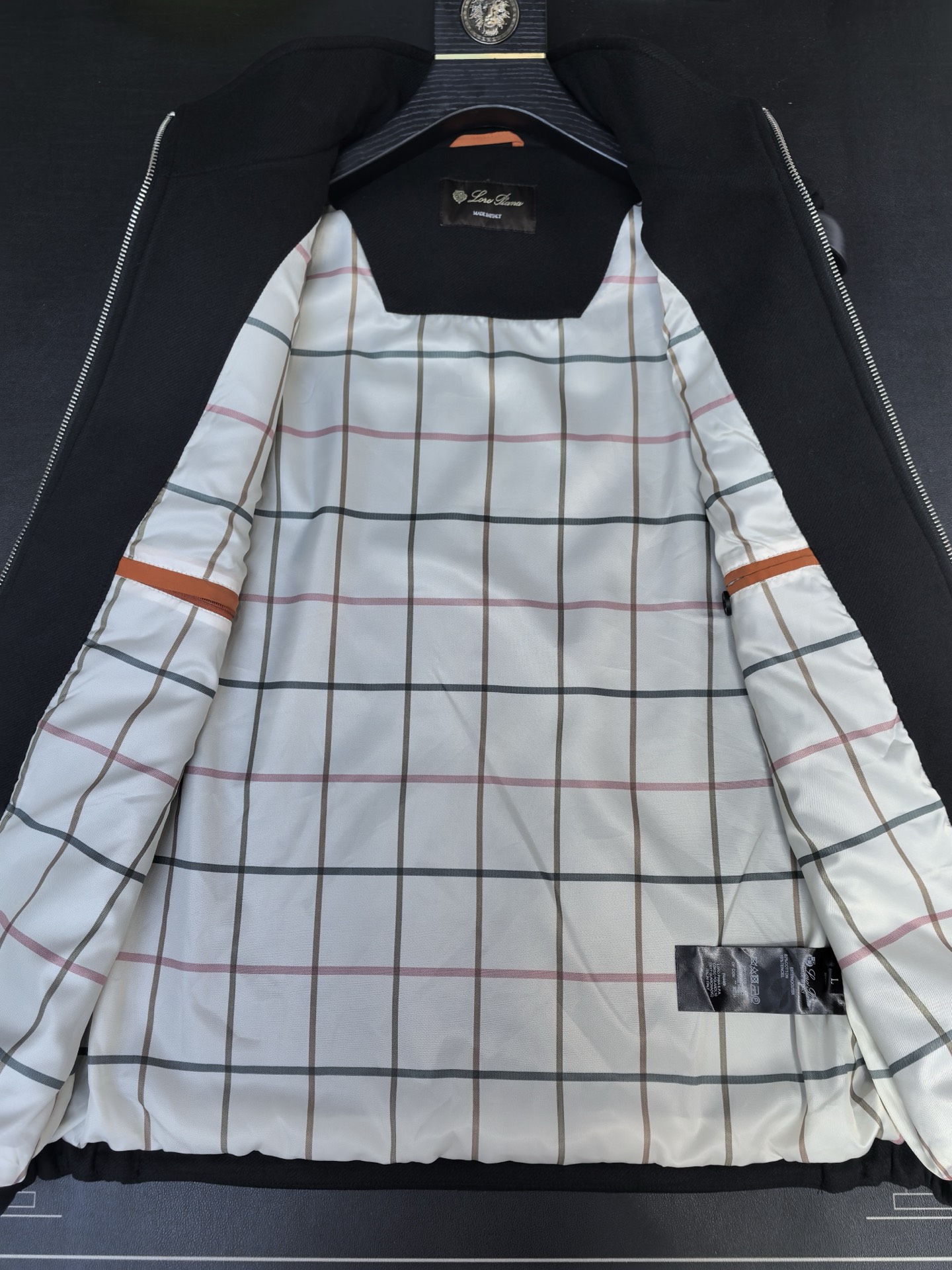 lP🆕，诺悠*翩雅新款男士立领背心马甲，采用天丝+棉混纺面料、三标齐，前襟双头拉链开合设计，后领口精致刺