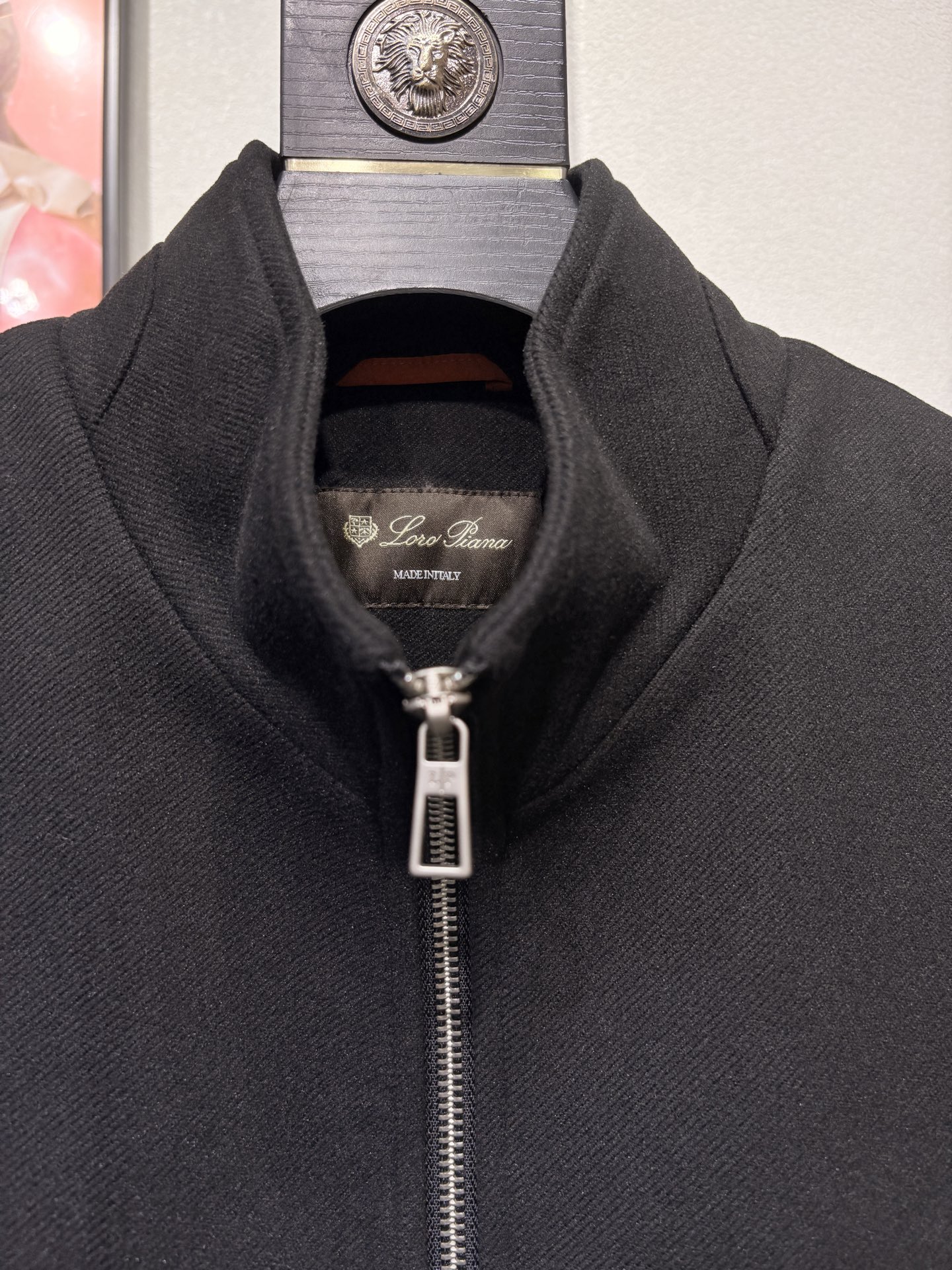 lP🆕，诺悠*翩雅新款男士立领背心马甲，采用天丝+棉混纺面料、三标齐，前襟双头拉链开合设计，后领口精致刺