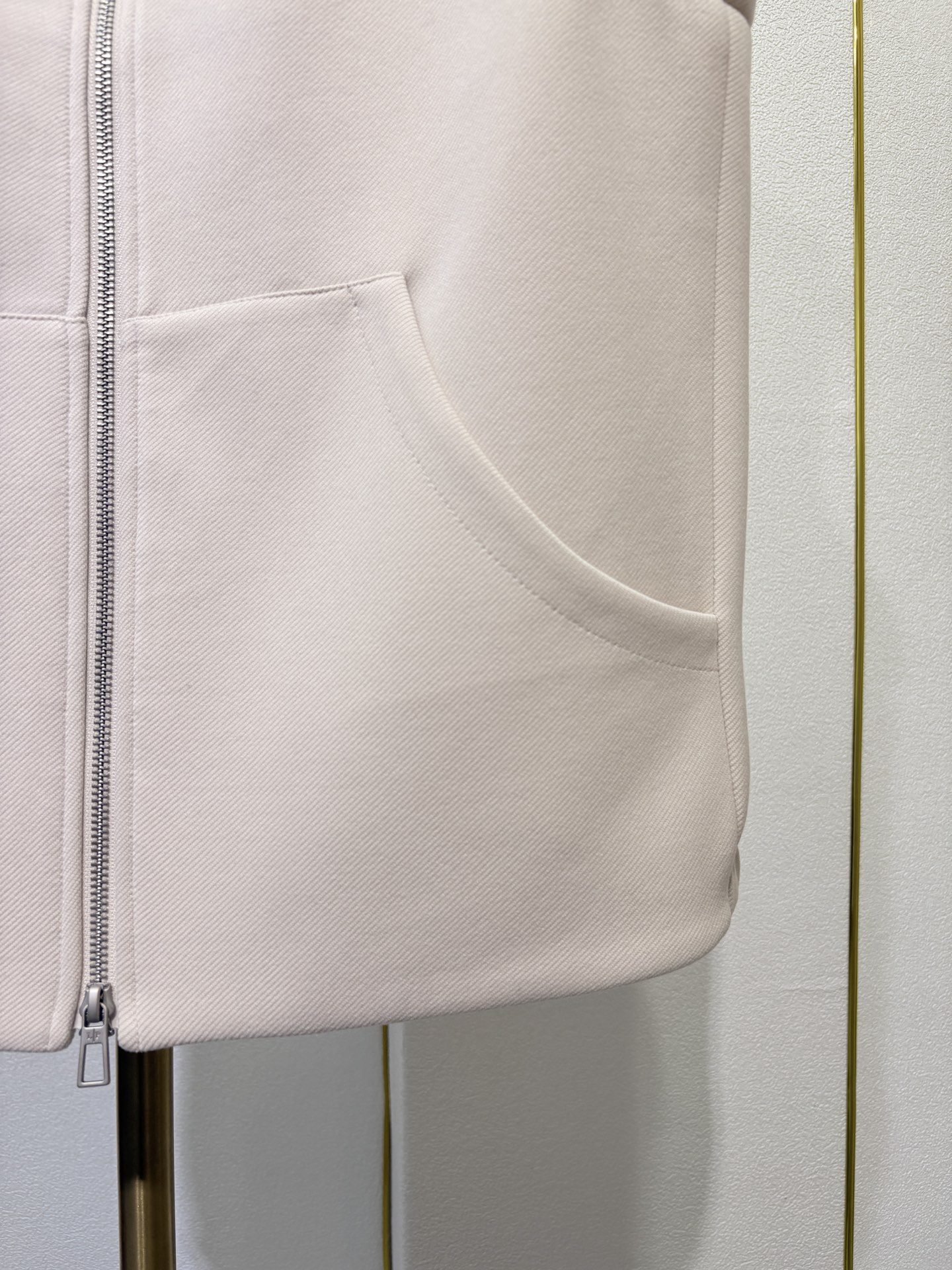 lP🆕，诺悠*翩雅新款男士立领背心马甲，采用天丝+棉混纺面料、三标齐，前襟双头拉链开合设计，后领口精致刺