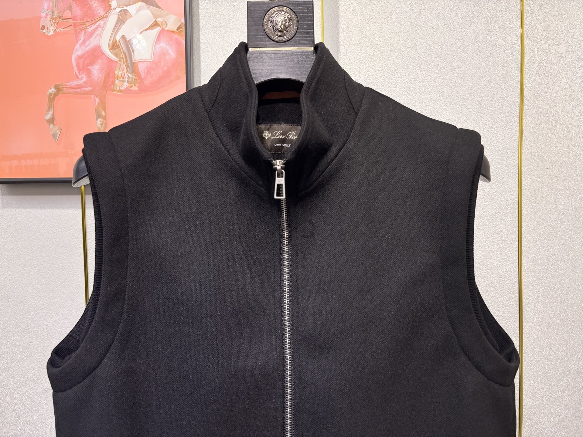 lP🆕，诺悠*翩雅新款男士立领背心马甲，采用天丝+棉混纺面料、三标齐，前襟双头拉链开合设计，后领口精致刺