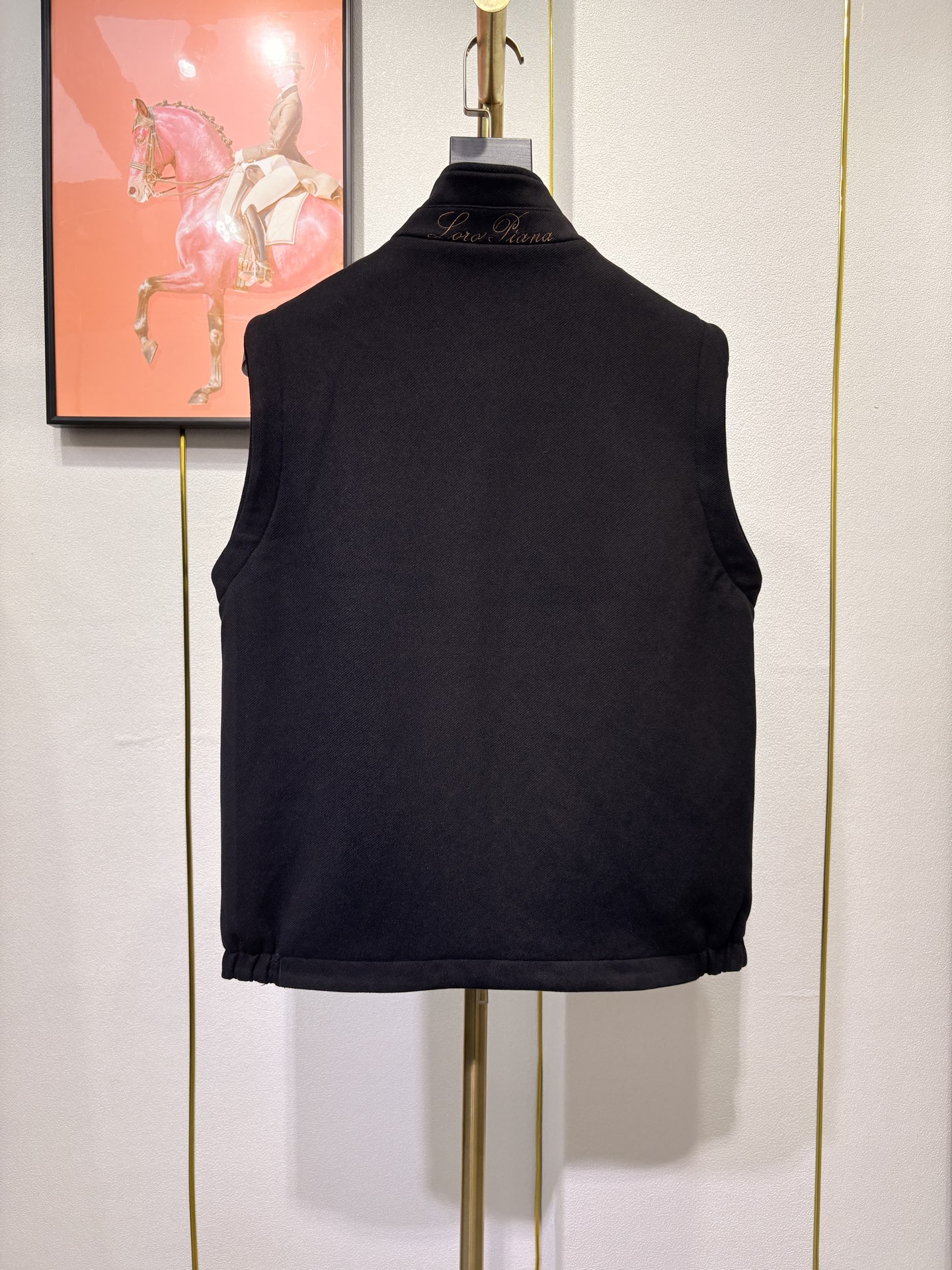 lP🆕，诺悠*翩雅新款男士立领背心马甲，采用天丝+棉混纺面料、三标齐，前襟双头拉链开合设计，后领口精致刺