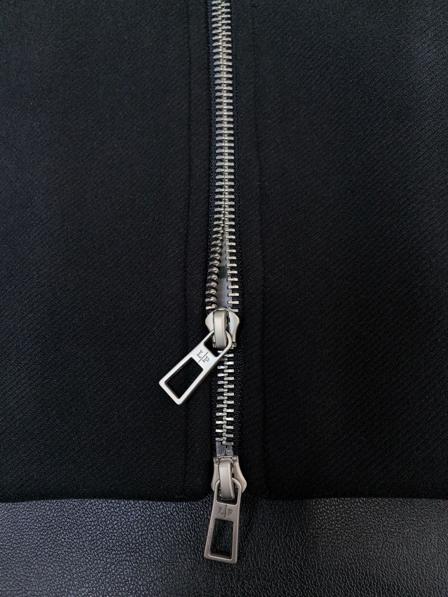 lP🆕，诺悠*翩雅新款男士立领背心马甲，采用天丝+棉混纺面料、三标齐，前襟双头拉链开合设计，后领口精致刺