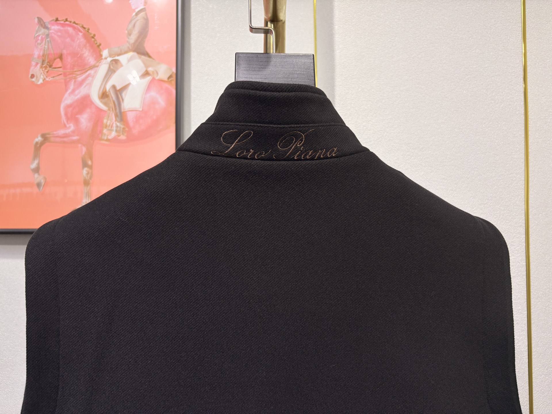 lP🆕，诺悠*翩雅新款男士立领背心马甲，采用天丝+棉混纺面料、三标齐，前襟双头拉链开合设计，后领口精致刺