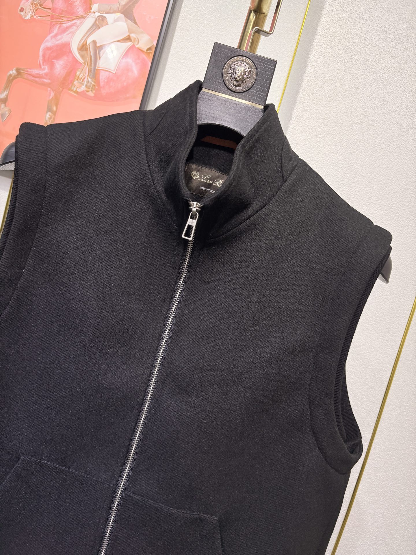 lP🆕，诺悠*翩雅新款男士立领背心马甲，采用天丝+棉混纺面料、三标齐，前襟双头拉链开合设计，后领口精致刺