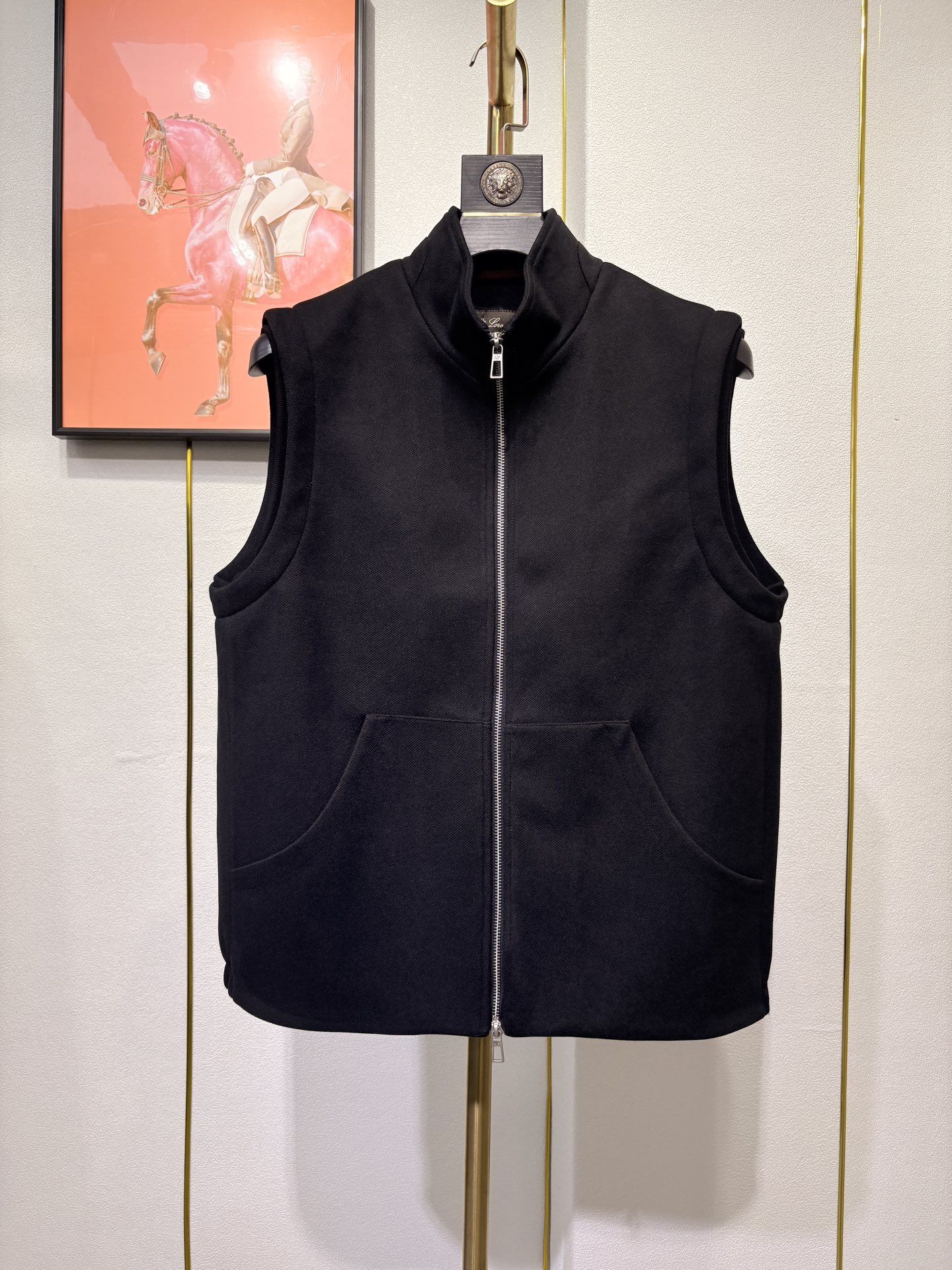 NO:518749,LP, Nuoyou* Pianya's new men's stand-up vest, uses Tennis + Cotton blend fabric, three-standard, double-head zipper closure design, exquisite embroidery logo embellishment on the back neck, inner plaid pattern and details show the high-end quality of the product. It is simple and elegant, suitable for matching on multiple occasions, and the upper body is crisp and stylish!  Color black, off-white, khaki. Number of 48-56. On sale in stock., loro piana, alexander wang19860909LP,诺悠*翩雅新款男士立领背心马甲,采用天丝+棉混纺面料、三标齐,前襟双头拉链开合设计,后领口精致刺绣logo点缀,内里格纹图案、细节处彰显产品的高端品质,简洁大方、合适多种场合搭配,上身挺括有型！颜色黑色 米白色,卡其色.码数48-56.现货发售.,,loro piana,alexander wang,Men's clothing