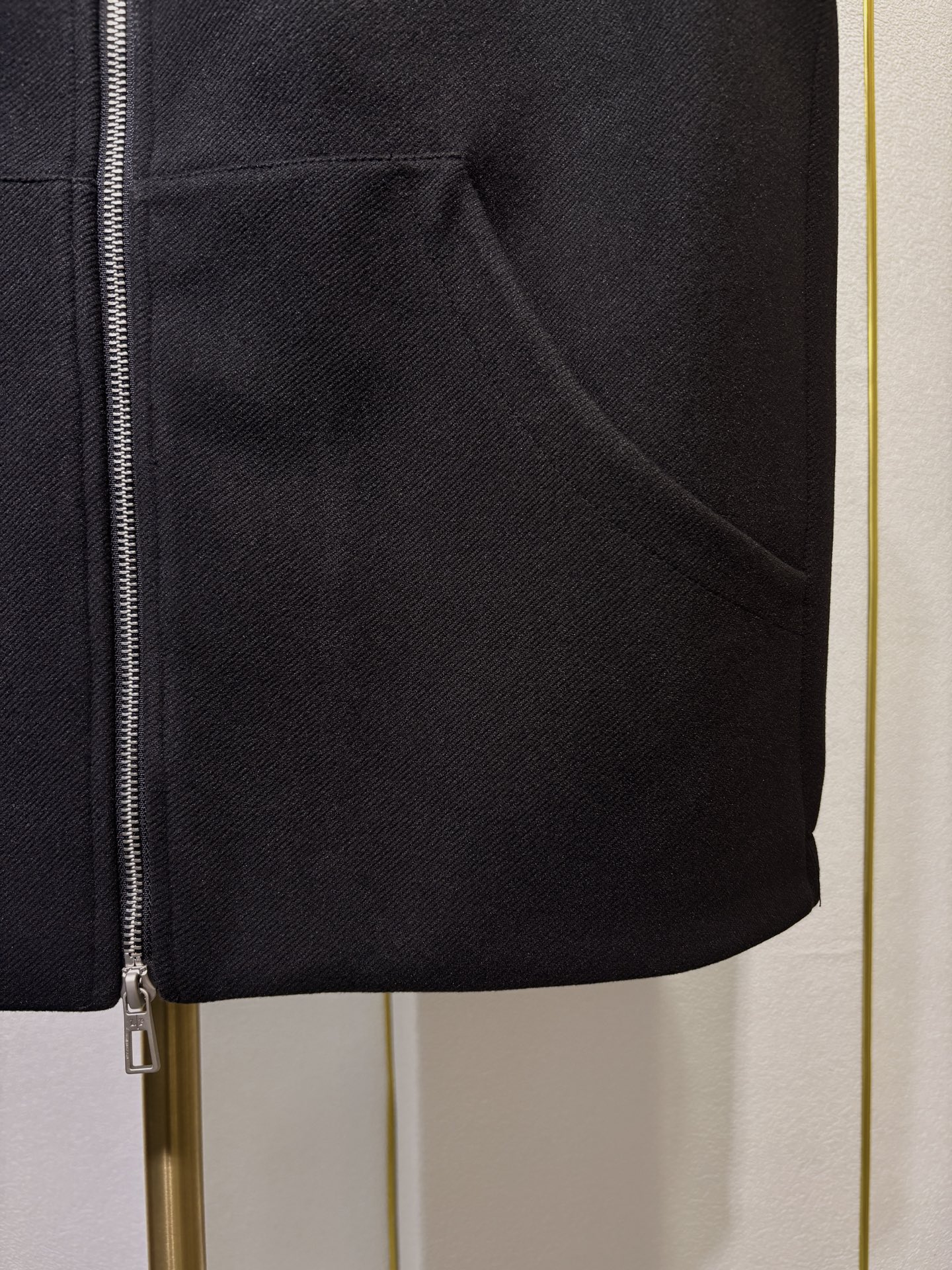 lP🆕，诺悠*翩雅新款男士立领背心马甲，采用天丝+棉混纺面料、三标齐，前襟双头拉链开合设计，后领口精致刺