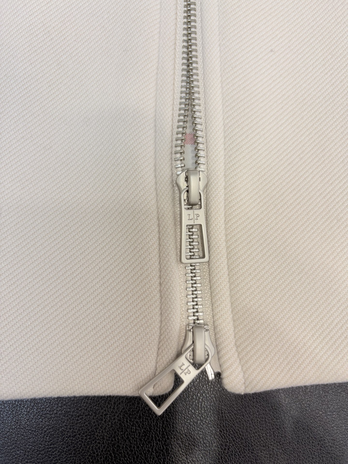 lP🆕，诺悠*翩雅新款男士立领背心马甲，采用天丝+棉混纺面料、三标齐，前襟双头拉链开合设计，后领口精致刺