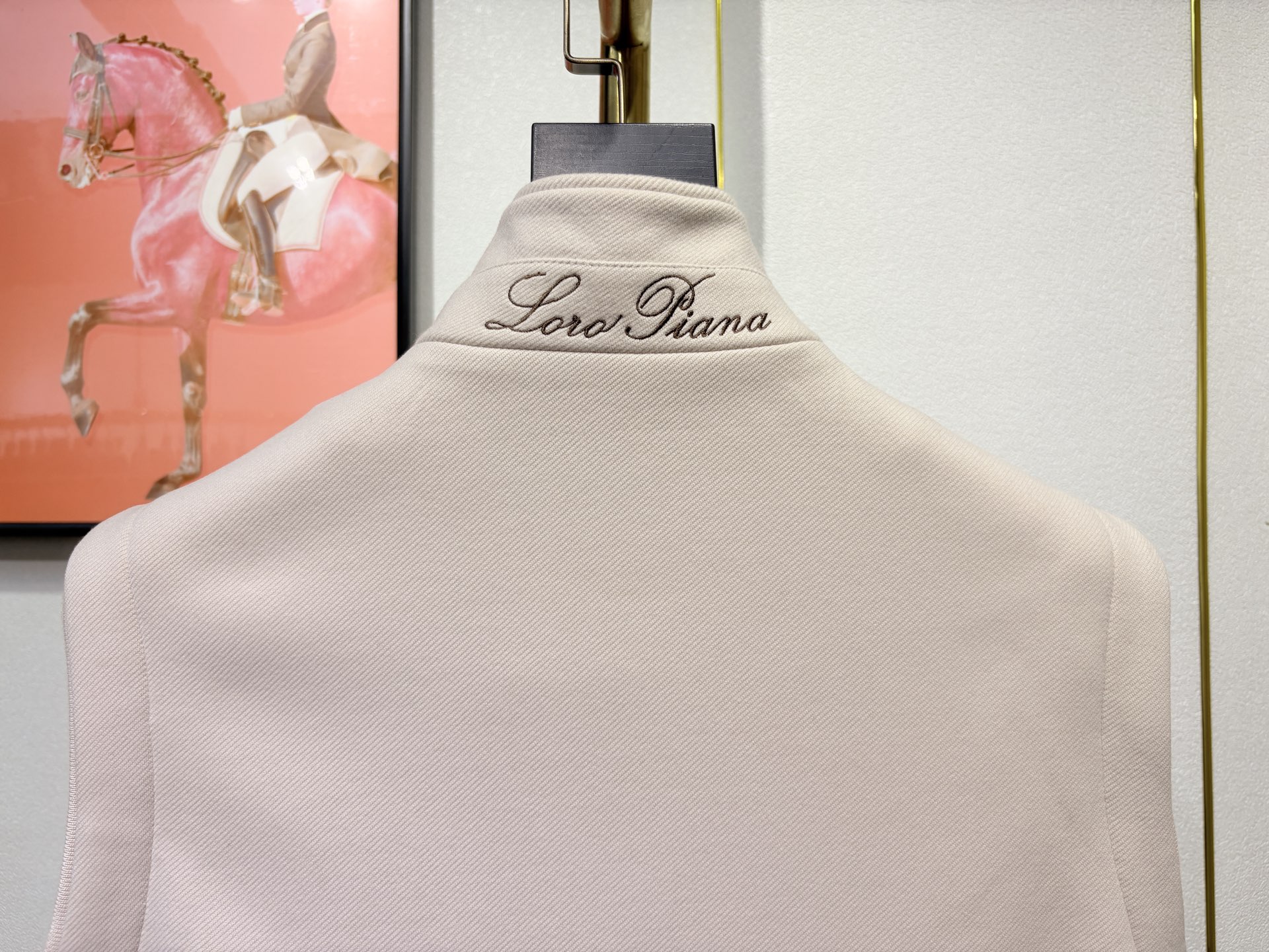 lP🆕，诺悠*翩雅新款男士立领背心马甲，采用天丝+棉混纺面料、三标齐，前襟双头拉链开合设计，后领口精致刺