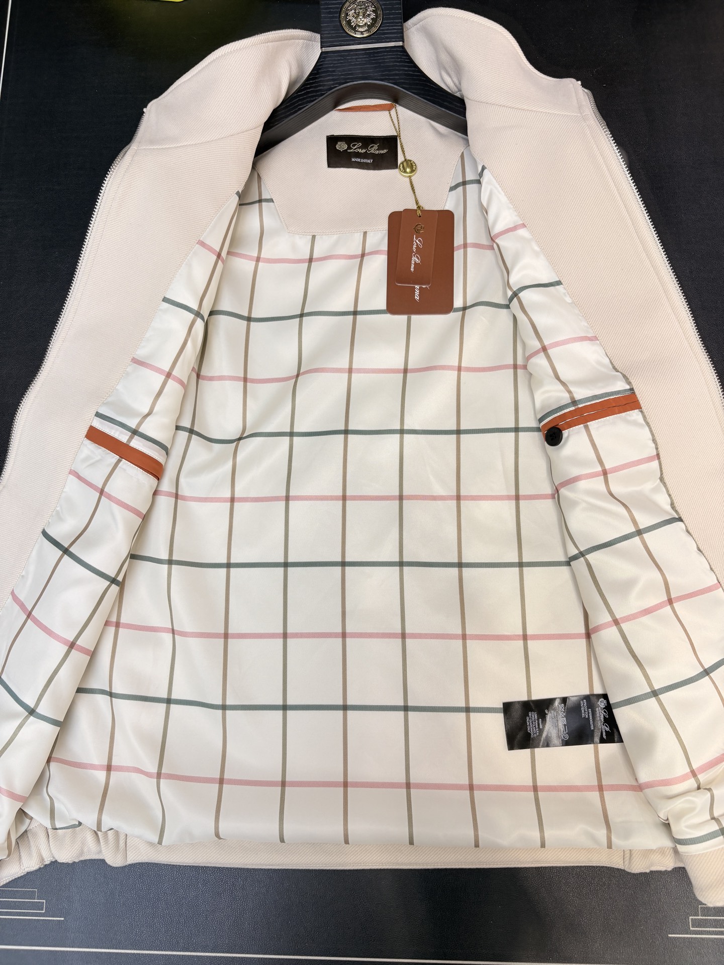 lP🆕，诺悠*翩雅新款男士立领背心马甲，采用天丝+棉混纺面料、三标齐，前襟双头拉链开合设计，后领口精致刺