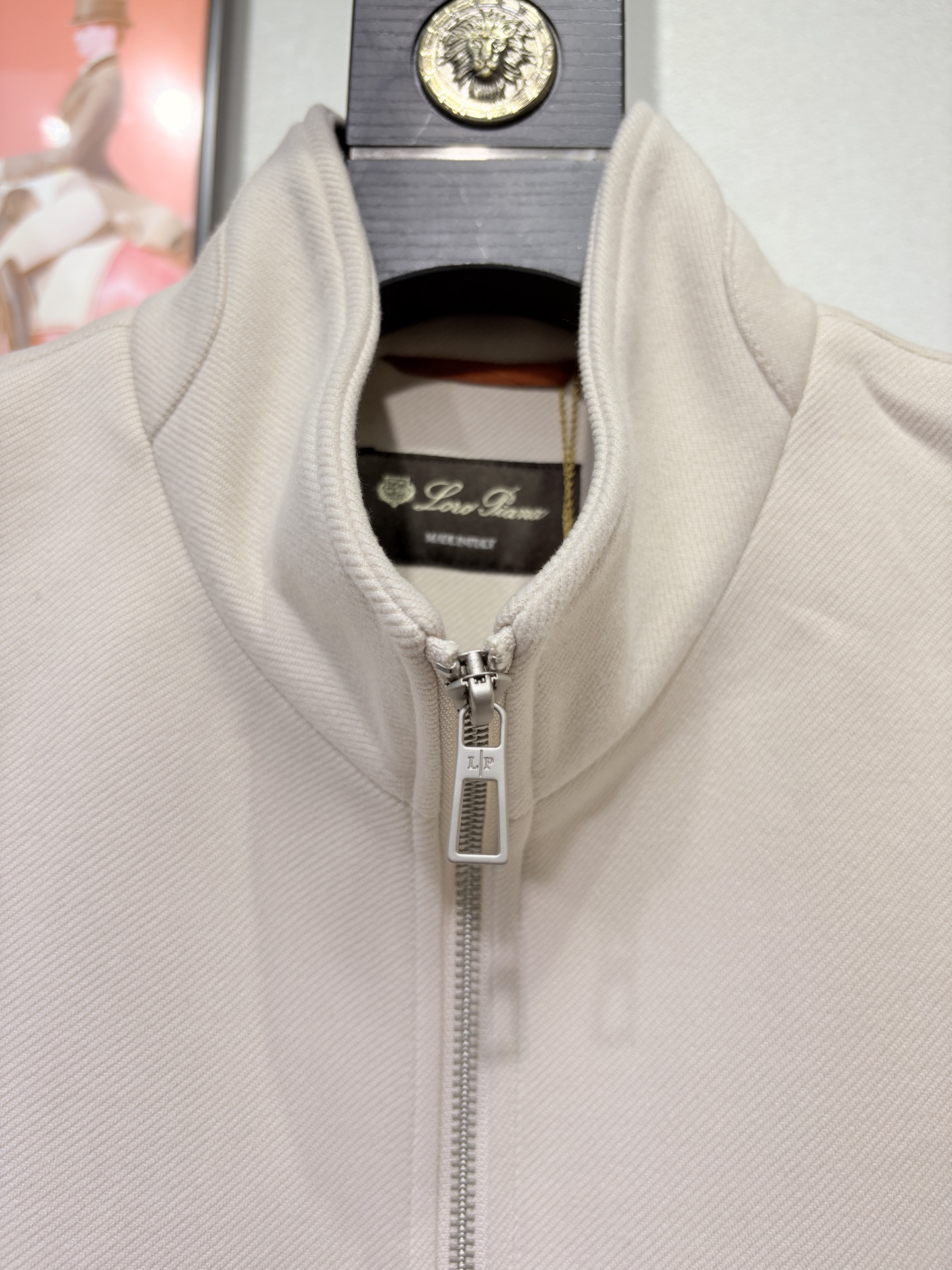 lP🆕，诺悠*翩雅新款男士立领背心马甲，采用天丝+棉混纺面料、三标齐，前襟双头拉链开合设计，后领口精致刺