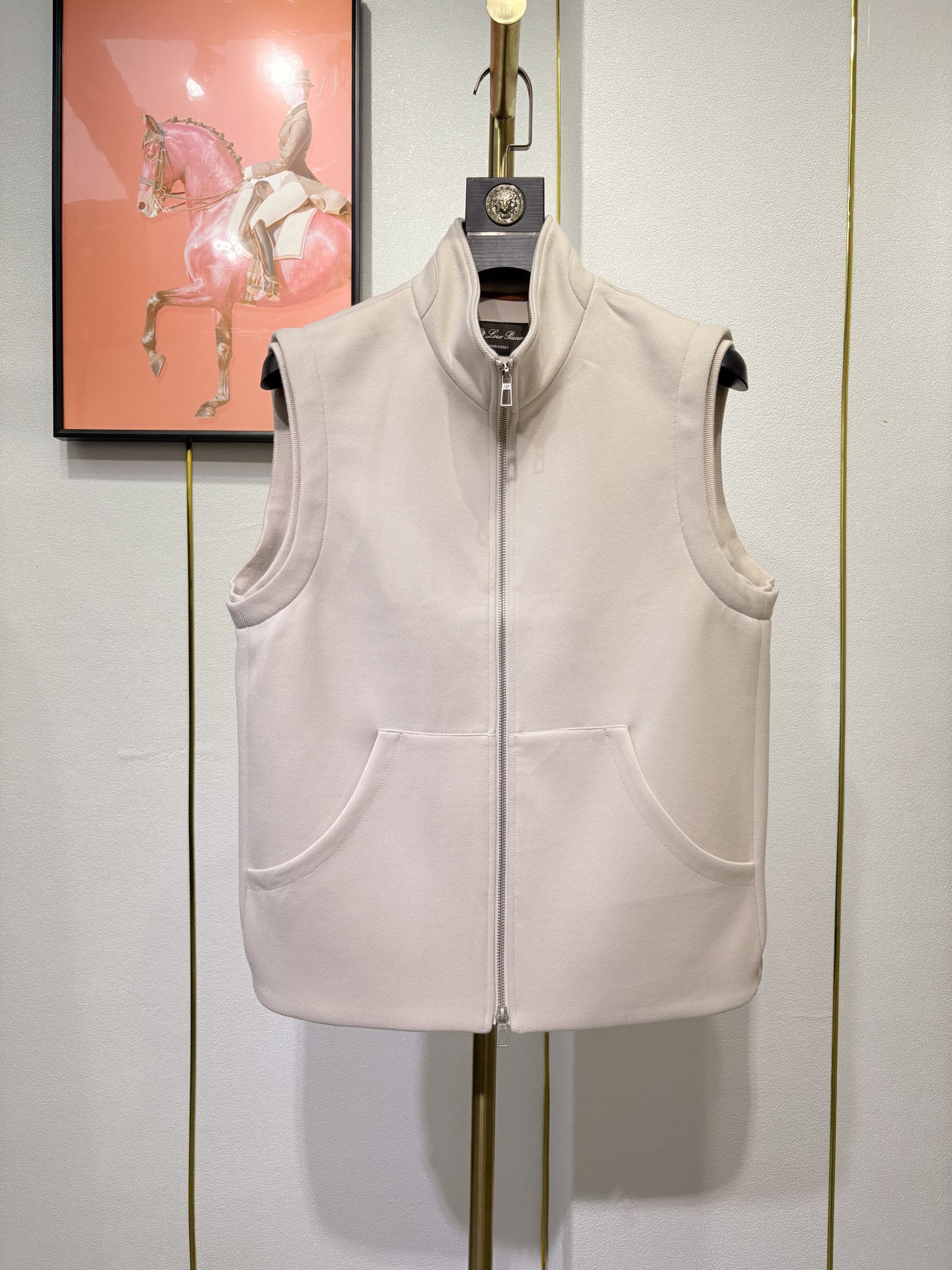 lP🆕，诺悠*翩雅新款男士立领背心马甲，采用天丝+棉混纺面料、三标齐，前襟双头拉链开合设计，后领口精致刺