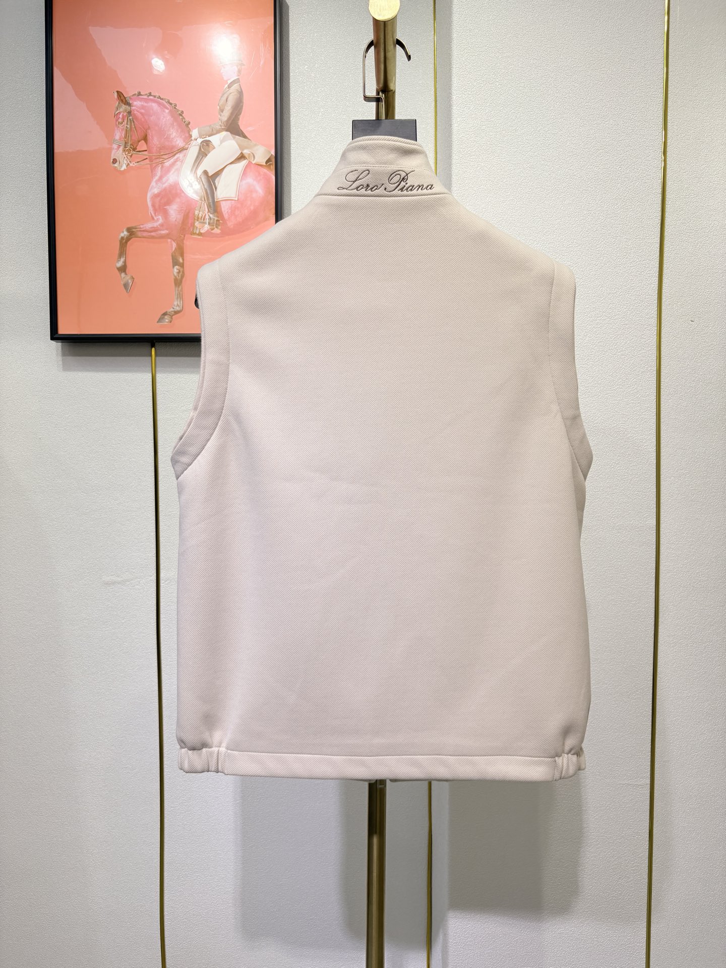 lP🆕，诺悠*翩雅新款男士立领背心马甲，采用天丝+棉混纺面料、三标齐，前襟双头拉链开合设计，后领口精致刺