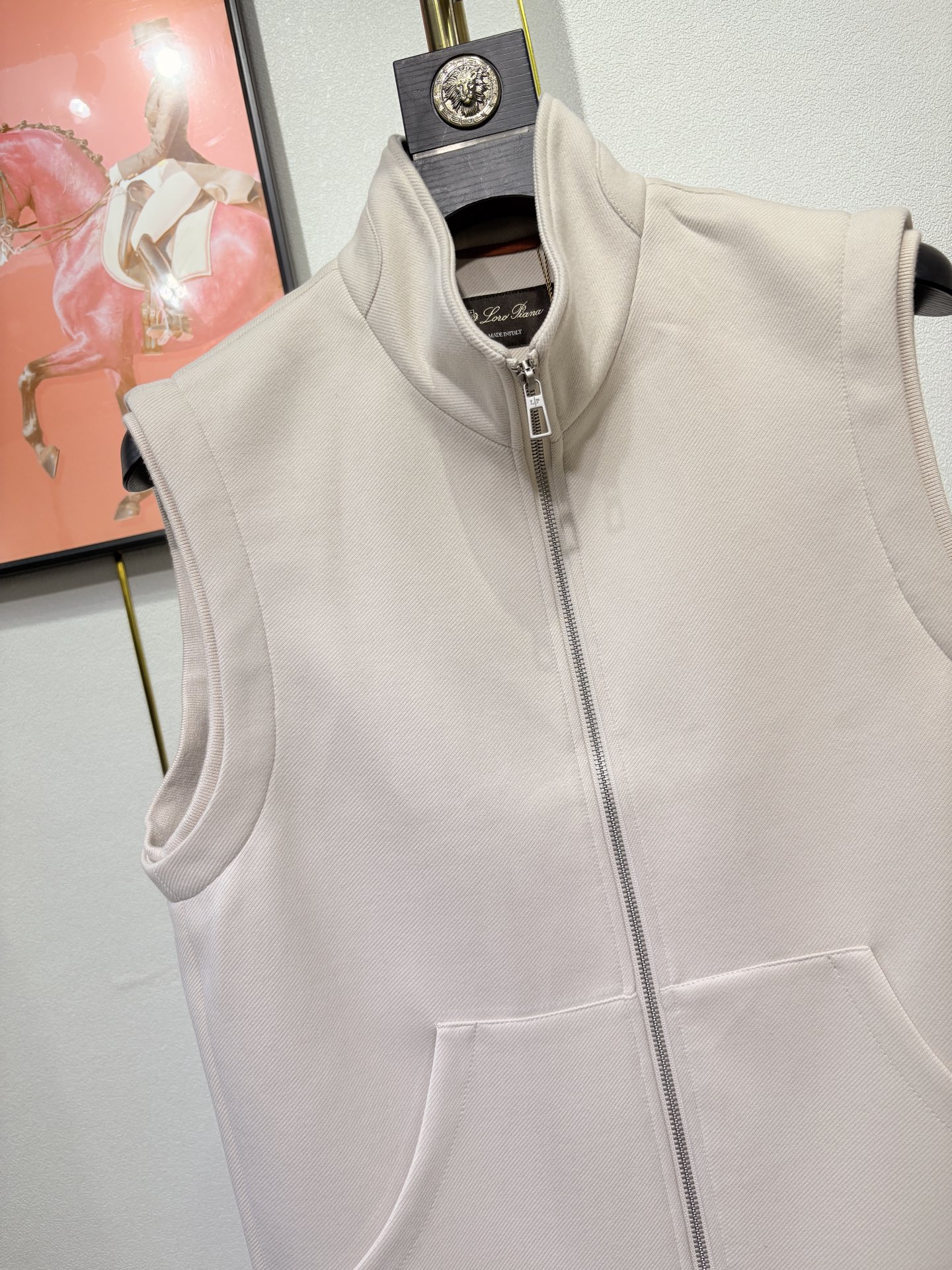 lP🆕，诺悠*翩雅新款男士立领背心马甲，采用天丝+棉混纺面料、三标齐，前襟双头拉链开合设计，后领口精致刺