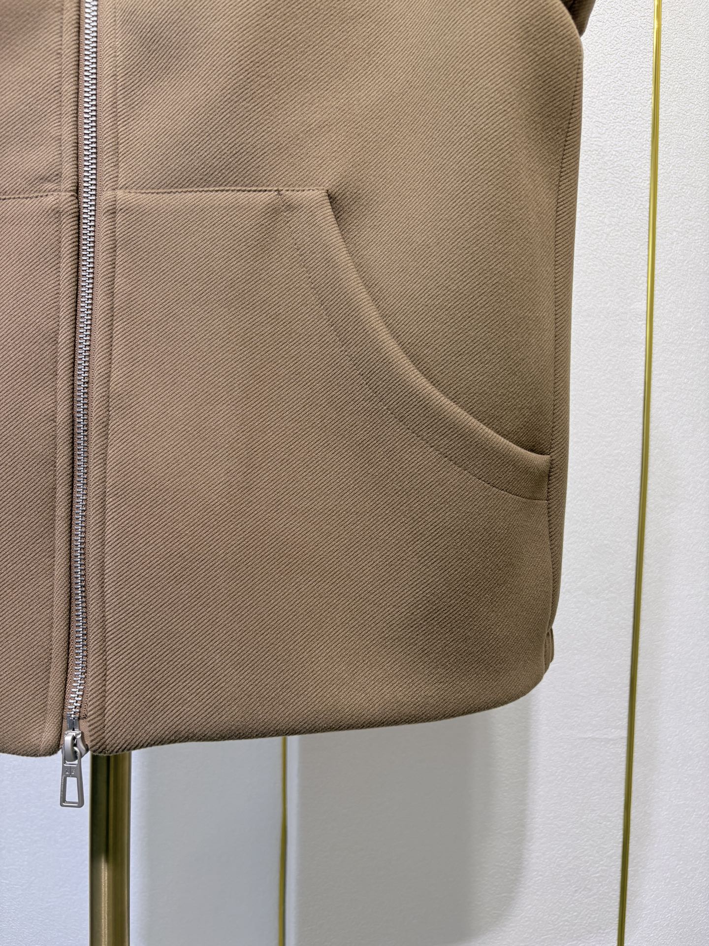 lP🆕，诺悠*翩雅新款男士立领背心马甲，采用天丝+棉混纺面料、三标齐，前襟双头拉链开合设计，后领口精致刺