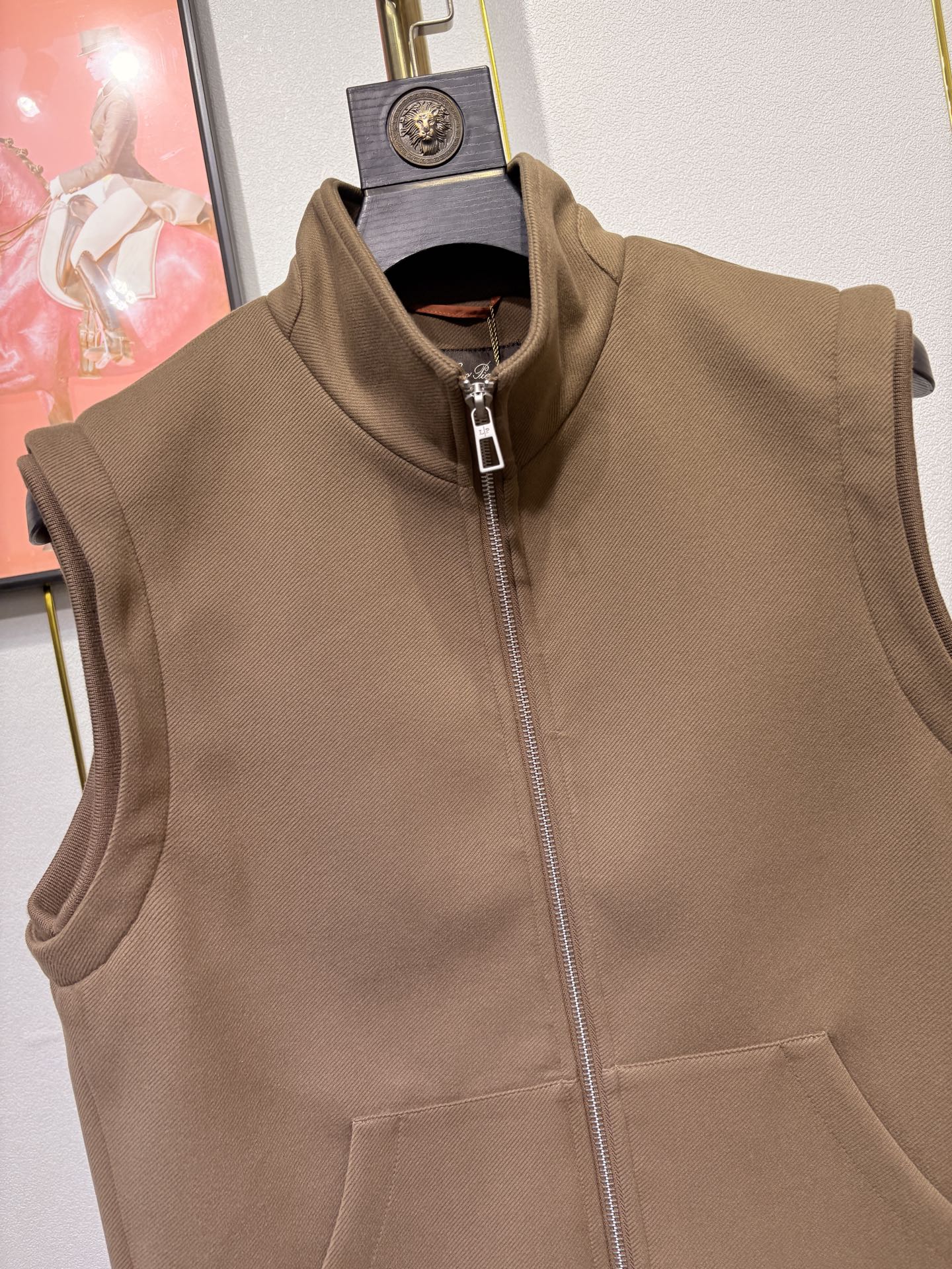 lP🆕，诺悠*翩雅新款男士立领背心马甲，采用天丝+棉混纺面料、三标齐，前襟双头拉链开合设计，后领口精致刺