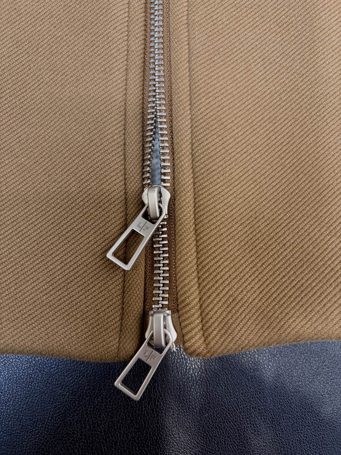 lP🆕，诺悠*翩雅新款男士立领背心马甲，采用天丝+棉混纺面料、三标齐，前襟双头拉链开合设计，后领口精致刺