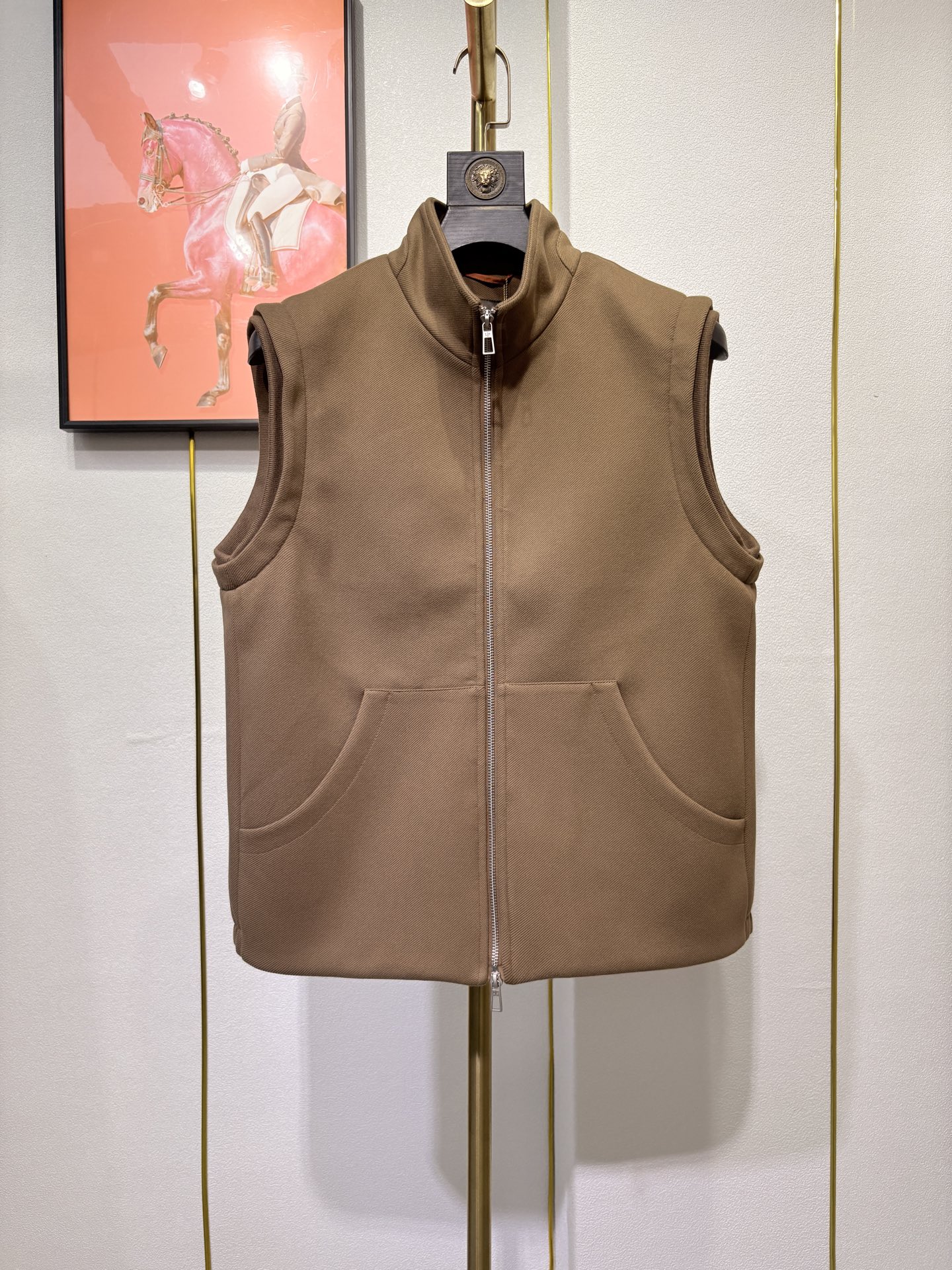 lP🆕，诺悠*翩雅新款男士立领背心马甲，采用天丝+棉混纺面料、三标齐，前襟双头拉链开合设计，后领口精致刺