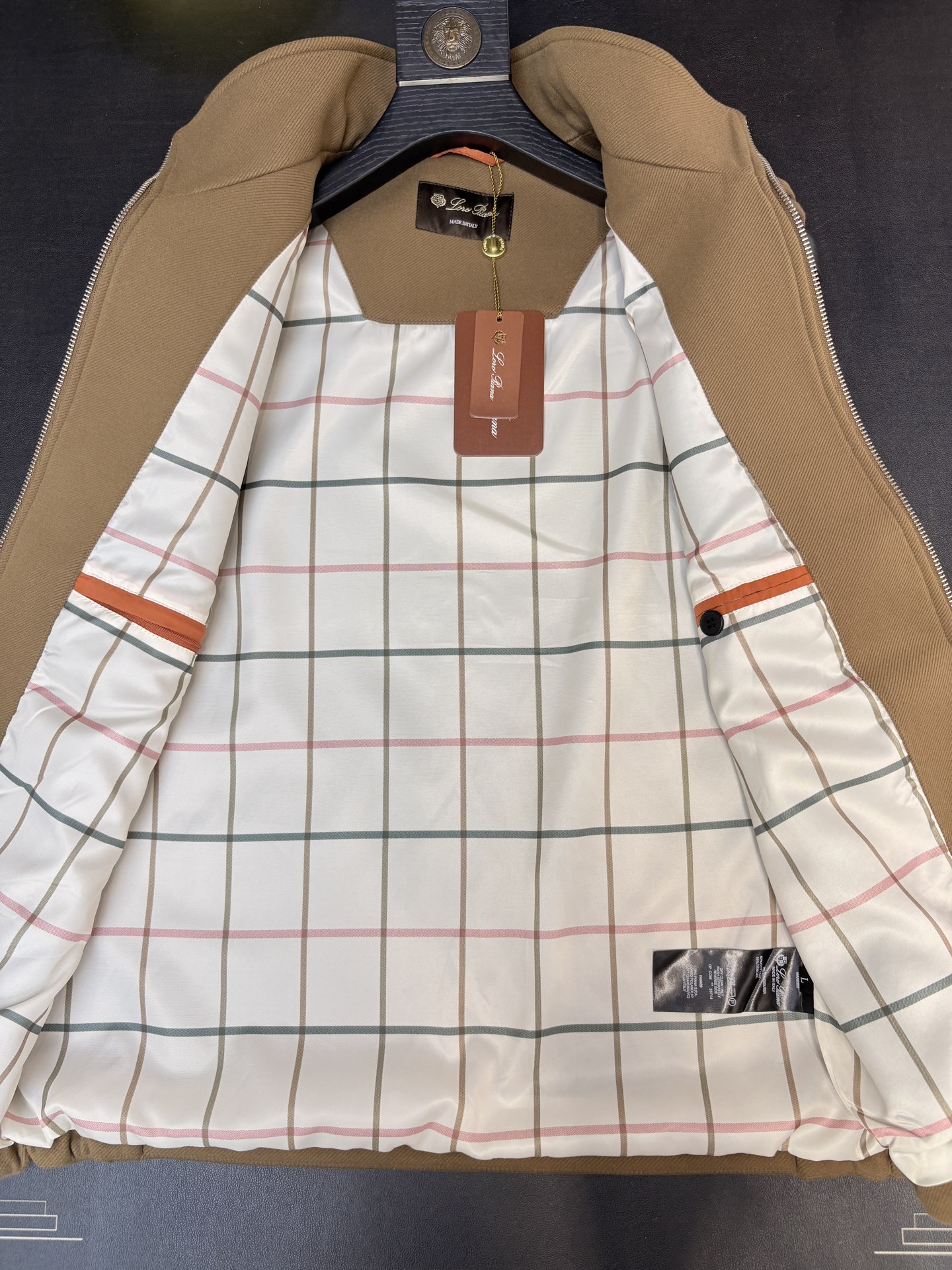 lP🆕，诺悠*翩雅新款男士立领背心马甲，采用天丝+棉混纺面料、三标齐，前襟双头拉链开合设计，后领口精致刺