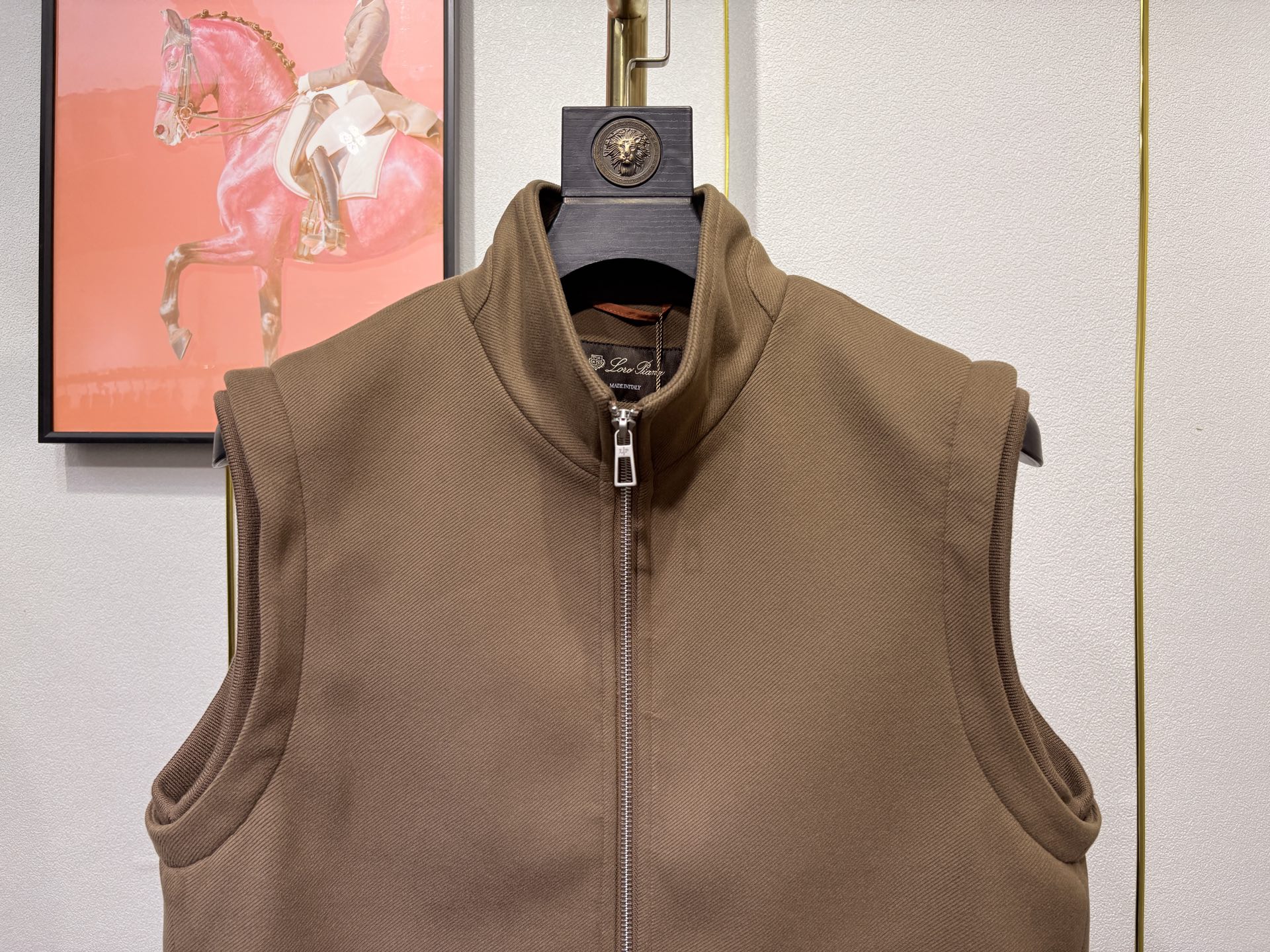 lP🆕，诺悠*翩雅新款男士立领背心马甲，采用天丝+棉混纺面料、三标齐，前襟双头拉链开合设计，后领口精致刺