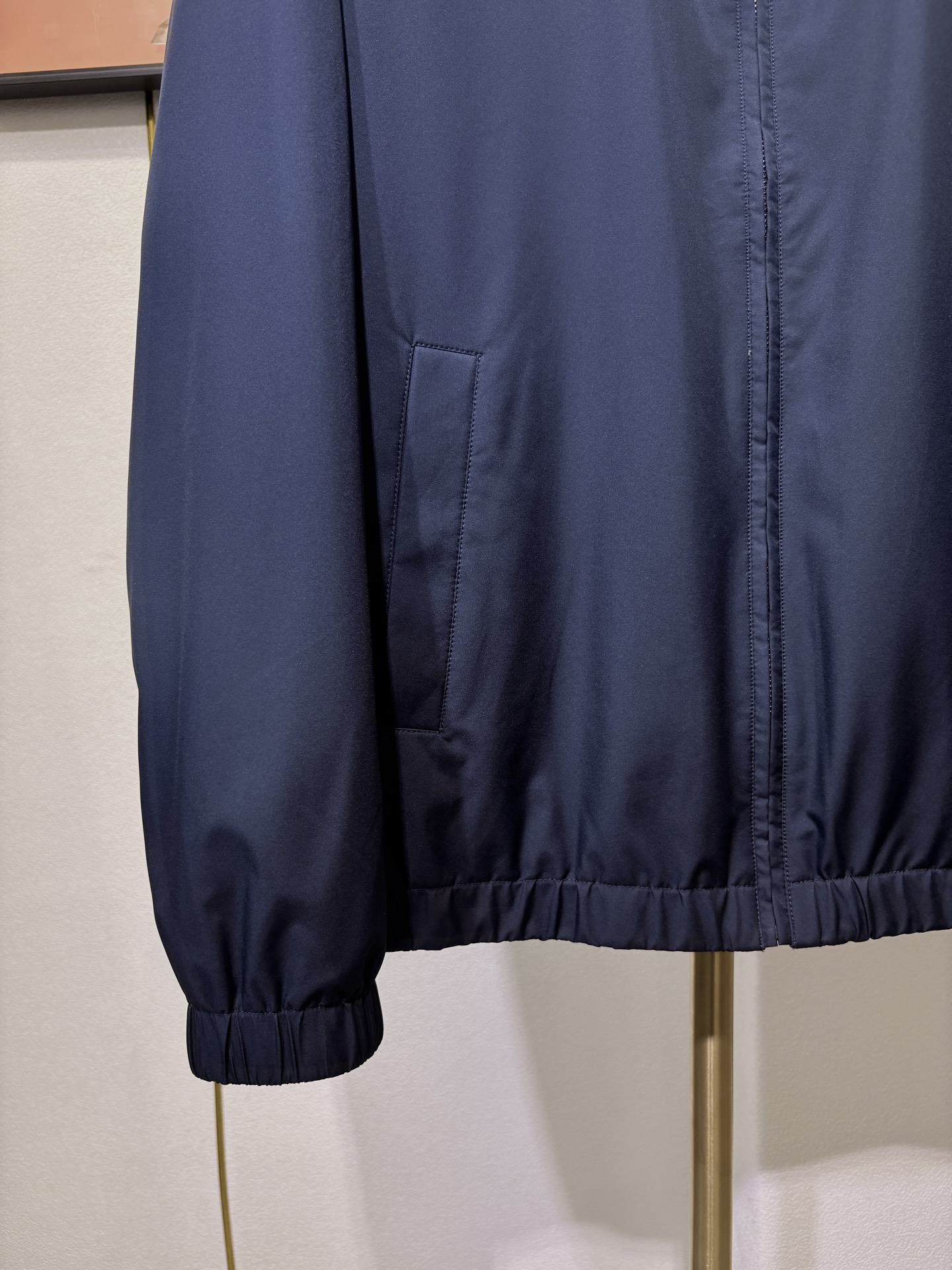 Kiton，2025双面穿立领夹克外套，100%聚酯纤维面料，67%聚酯纤维 6%羊绒 27粘胶纤维 混