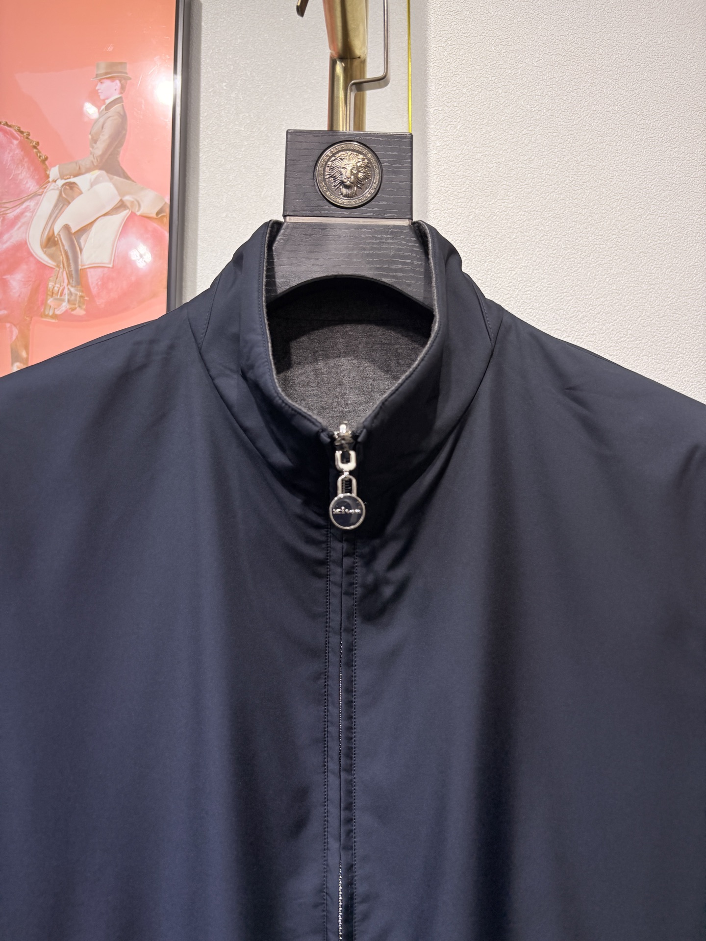 Kiton，2025双面穿立领夹克外套，100%聚酯纤维面料，67%聚酯纤维 6%羊绒 27粘胶纤维 混