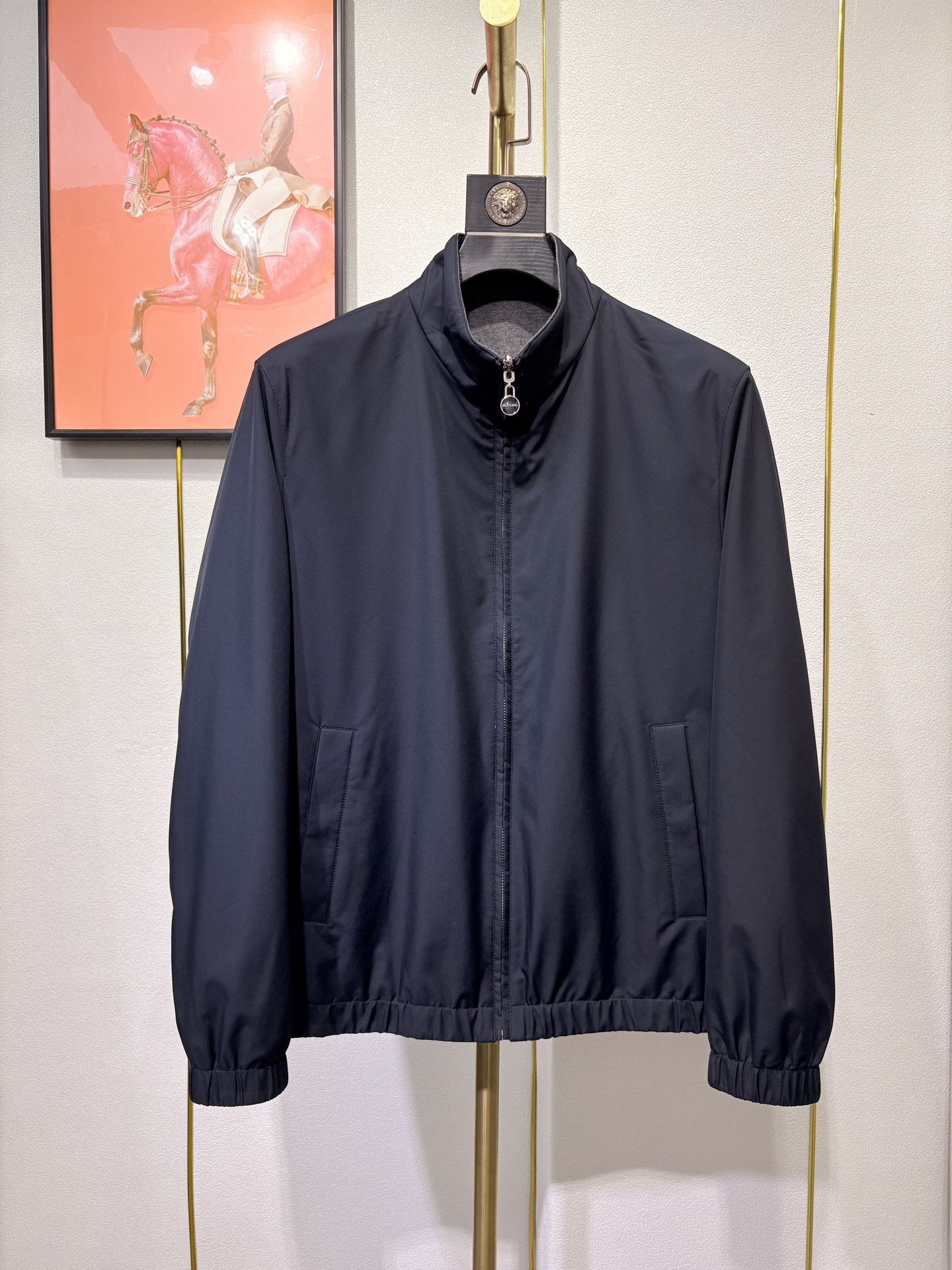 NO:518751,Kiton, 2025 double-sided stand-up collar jacket, polyester fiber fabric, 67 polyester fiber 6 cashmere 27 viscose blended fabric, the hem adopts elastic design concept, extremely high grade, very delicate texture, fine workmanship. Colors black, burgundy, navy blue, codes 48~56 (M-3XL),, jackets & coats, jackets & coats, alexander wang19860909Kiton,2025双面穿立领夹克外套,聚酯纤维面料,67聚酯纤维 6羊绒 27粘胶纤维 混纺面料,下摆采用松紧口设计理念 档次极高,手感非常细腻有质感,做工精细.颜色黑色、酒红色、藏青色,码数48～56（M—3XL）,,jackets & coats,jackets & coats,alexander wang,Men's clothing