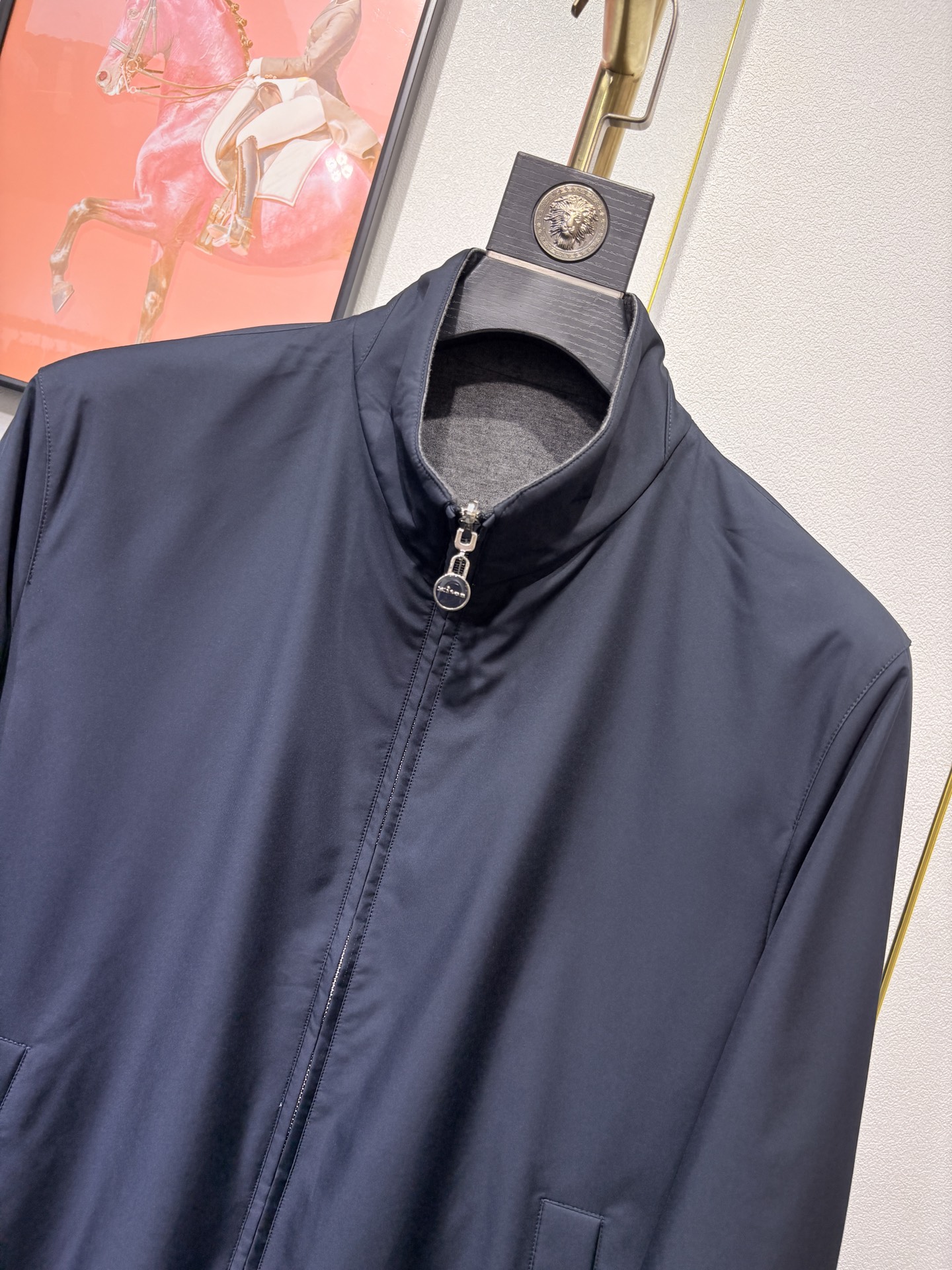 Kiton，2025双面穿立领夹克外套，100%聚酯纤维面料，67%聚酯纤维 6%羊绒 27粘胶纤维 混