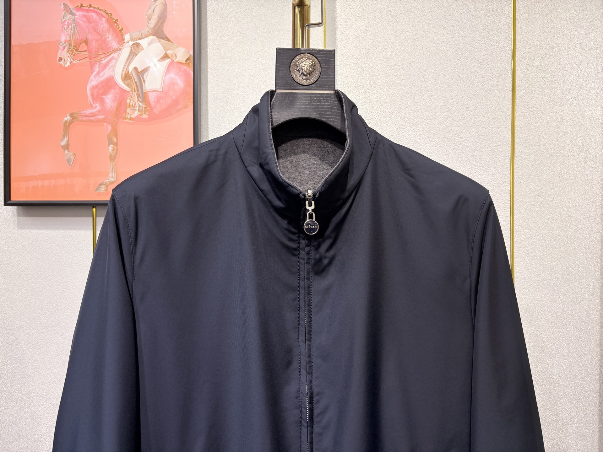 Kiton，2025双面穿立领夹克外套，100%聚酯纤维面料，67%聚酯纤维 6%羊绒 27粘胶纤维 混