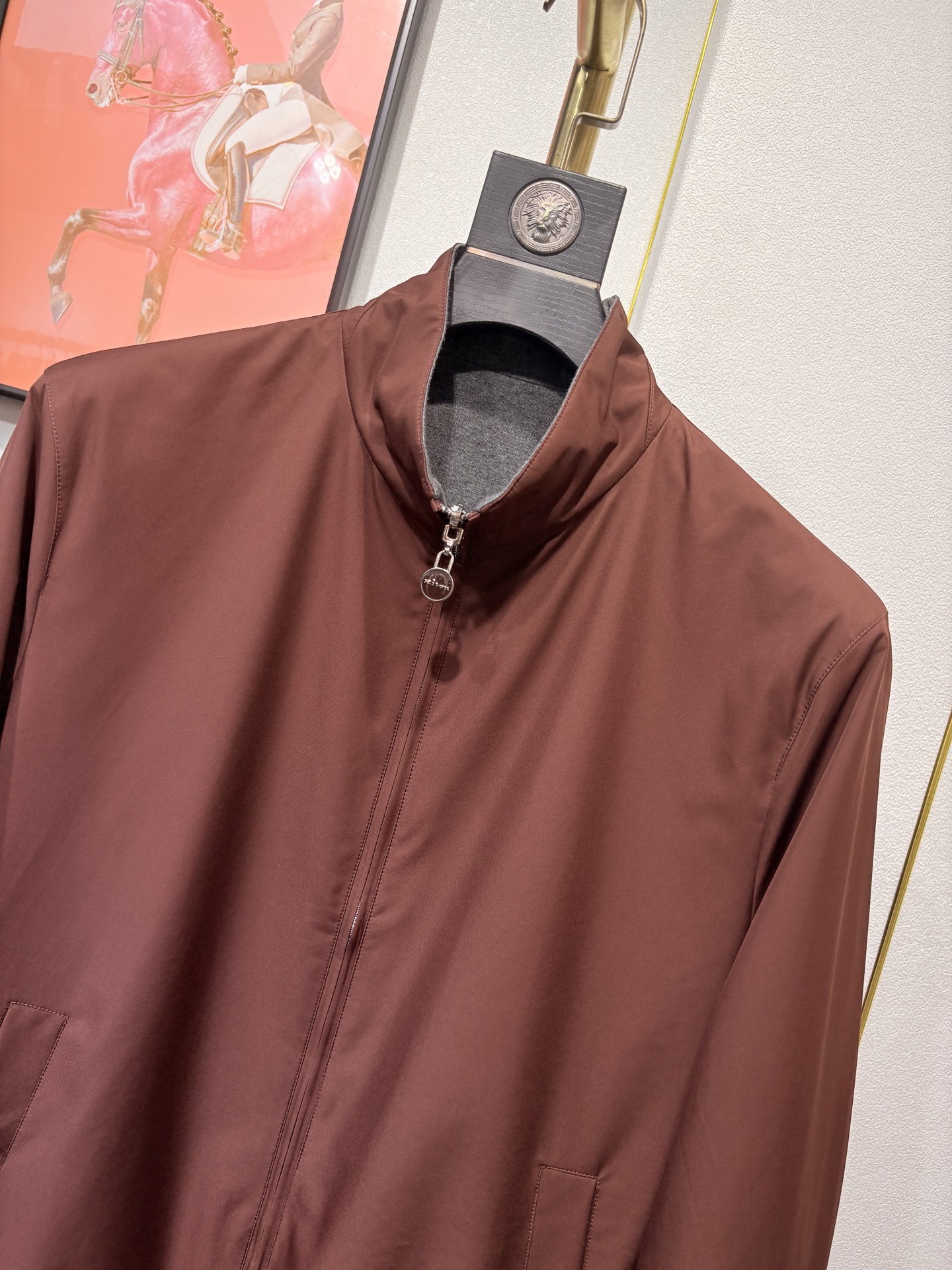 Kiton，2025双面穿立领夹克外套，100%聚酯纤维面料，67%聚酯纤维 6%羊绒 27粘胶纤维 混