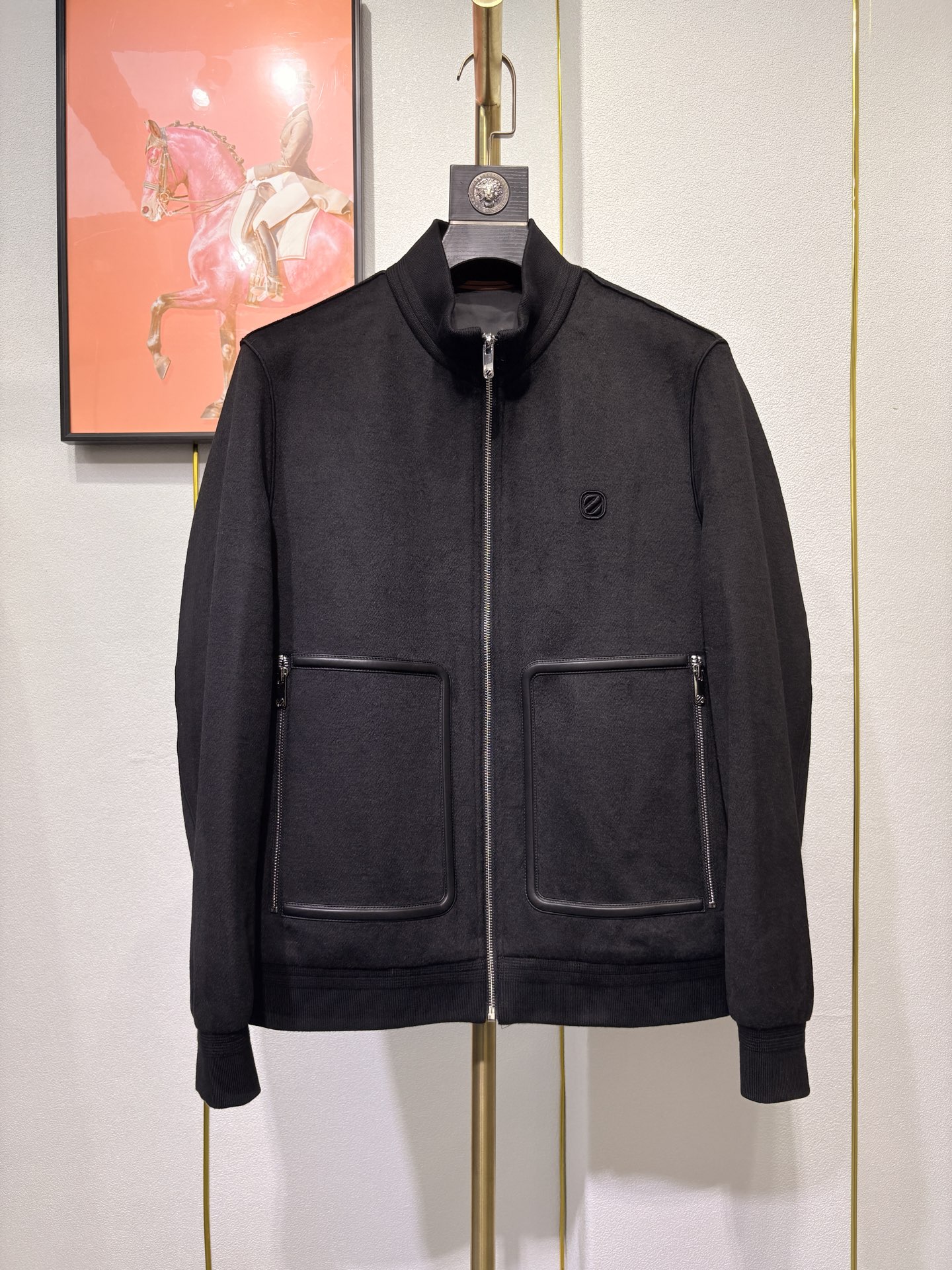 NO:518754,ZEGNA, the new wool jacket of 2025, uses wool fabric, the three-dimensional folded edges of the pocket are spliced ​​with leather patterns, and the three-dimensional embroidery process of the brand small label on the chest, low-key and luxurious, the classic business casual style is lightweight, simple but not tacky, with superb cutting and craftsmanship, the upper body feels clean and neat, keep warm and reveals the quality, which can be controlled in any occasion!  Khaki, gray, black, code M-3XL, jackets & coats, alexander wang19860909ZEGNA,2025新款羊毛外套,采用羊毛面料, 口袋立体折边采用皮纹拼接,胸前品牌小标立体刺绣工艺,低调奢华,商务休闲经典款轻便型、简约但不俗气,裁剪和工艺的高超,上身感干净利落,保暖的同时凹显品质感,任何场合都可驾驭！卡其、灰色、黑色,码数M-3XL,,jackets & coats,alexander wang,Men's clothing