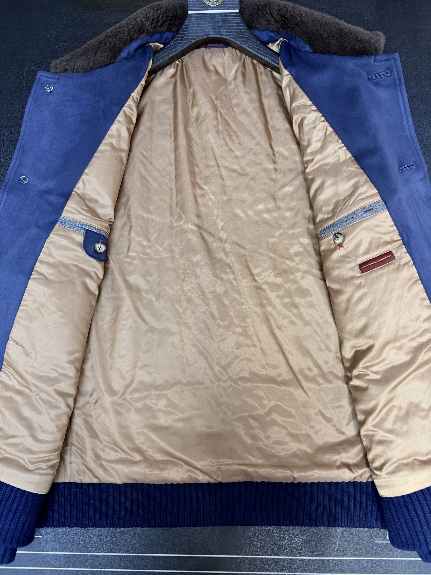 羽模式 BC，意大利老钱风夹克外套，采用高端海岛丝面料，内里填充桑蚕丝，保暖性极佳，羊毛毛领设计，高端时