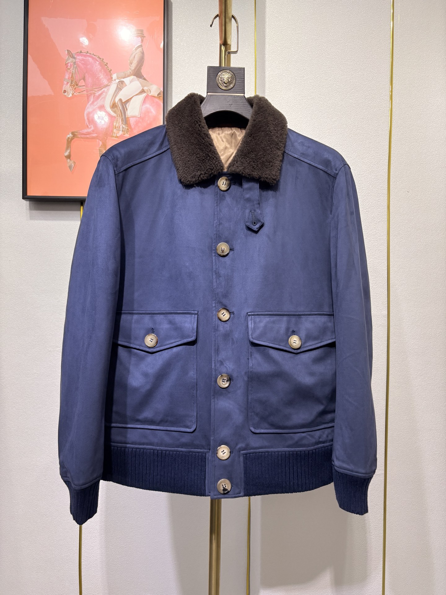 羽模式 BC，意大利老钱风夹克外套，采用高端海岛丝面料，内里填充桑蚕丝，保暖性极佳，羊毛毛领设计，高端时