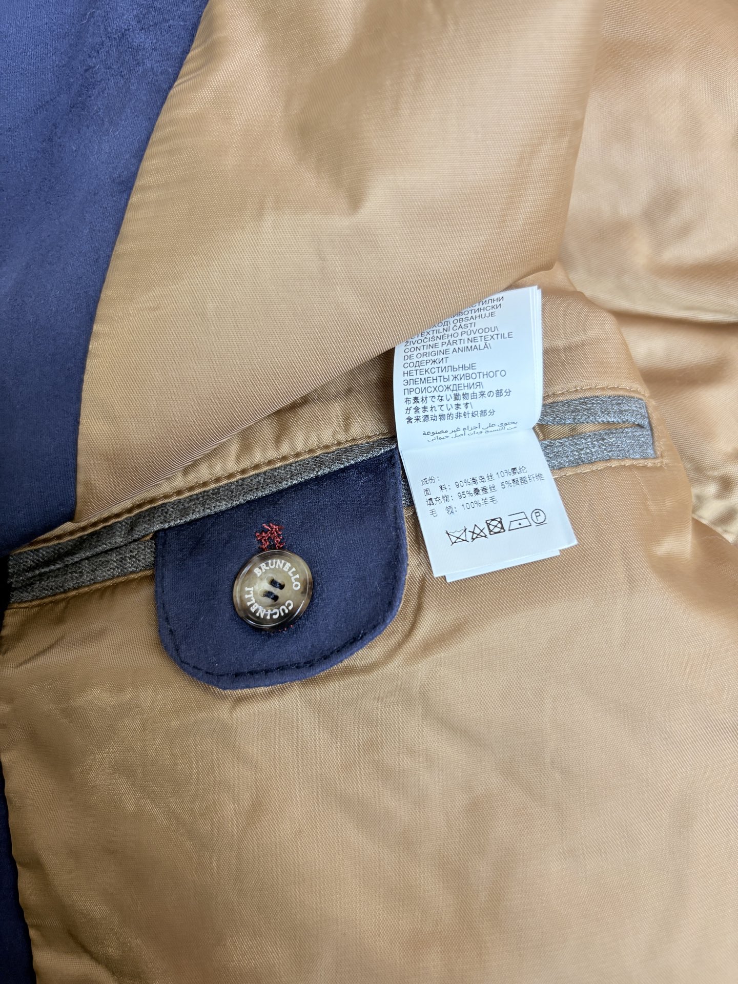 羽模式 BC，意大利老钱风夹克外套，采用高端海岛丝面料，内里填充桑蚕丝，保暖性极佳，羊毛毛领设计，高端时