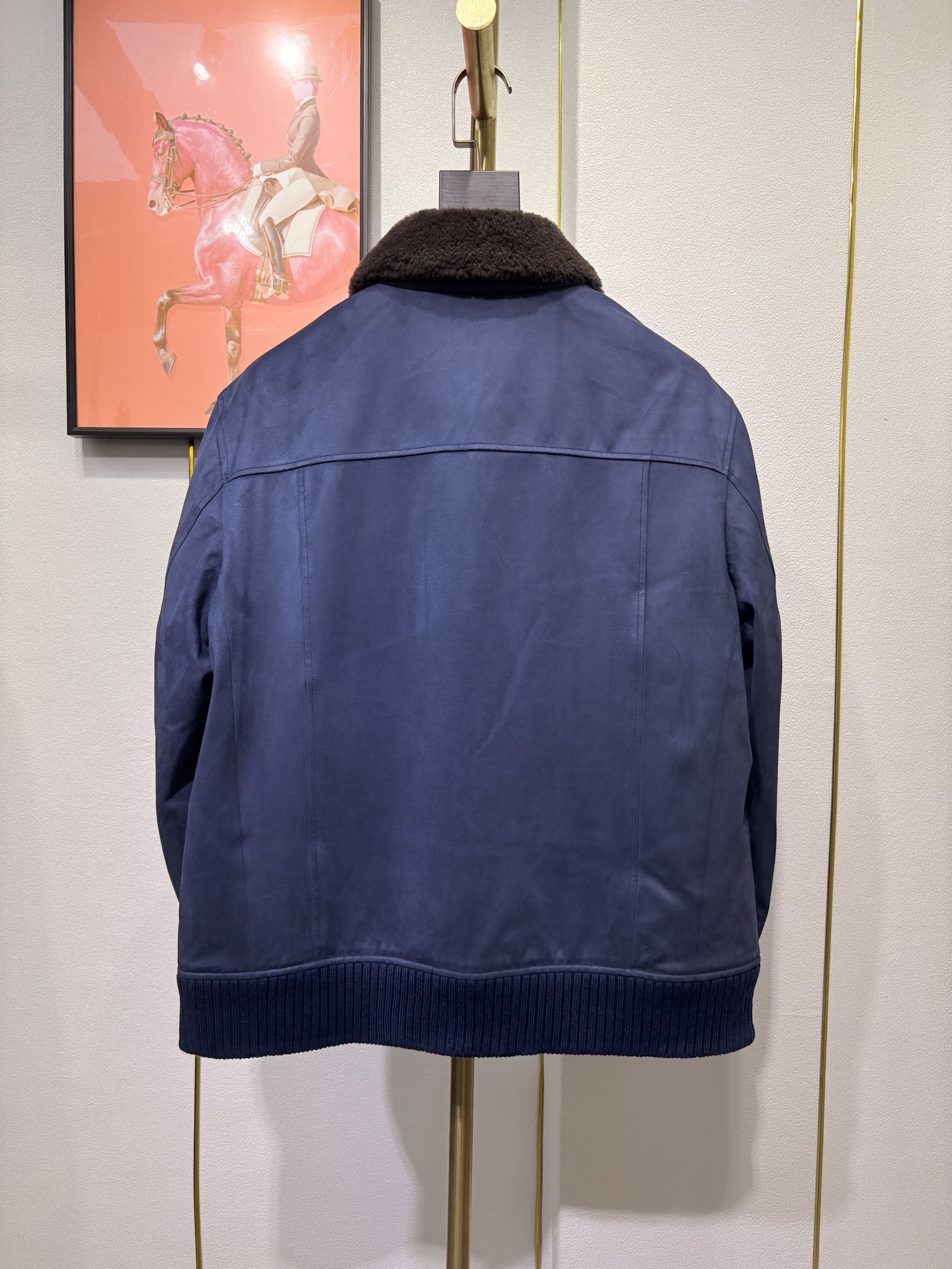 羽模式 BC，意大利老钱风夹克外套，采用高端海岛丝面料，内里填充桑蚕丝，保暖性极佳，羊毛毛领设计，高端时