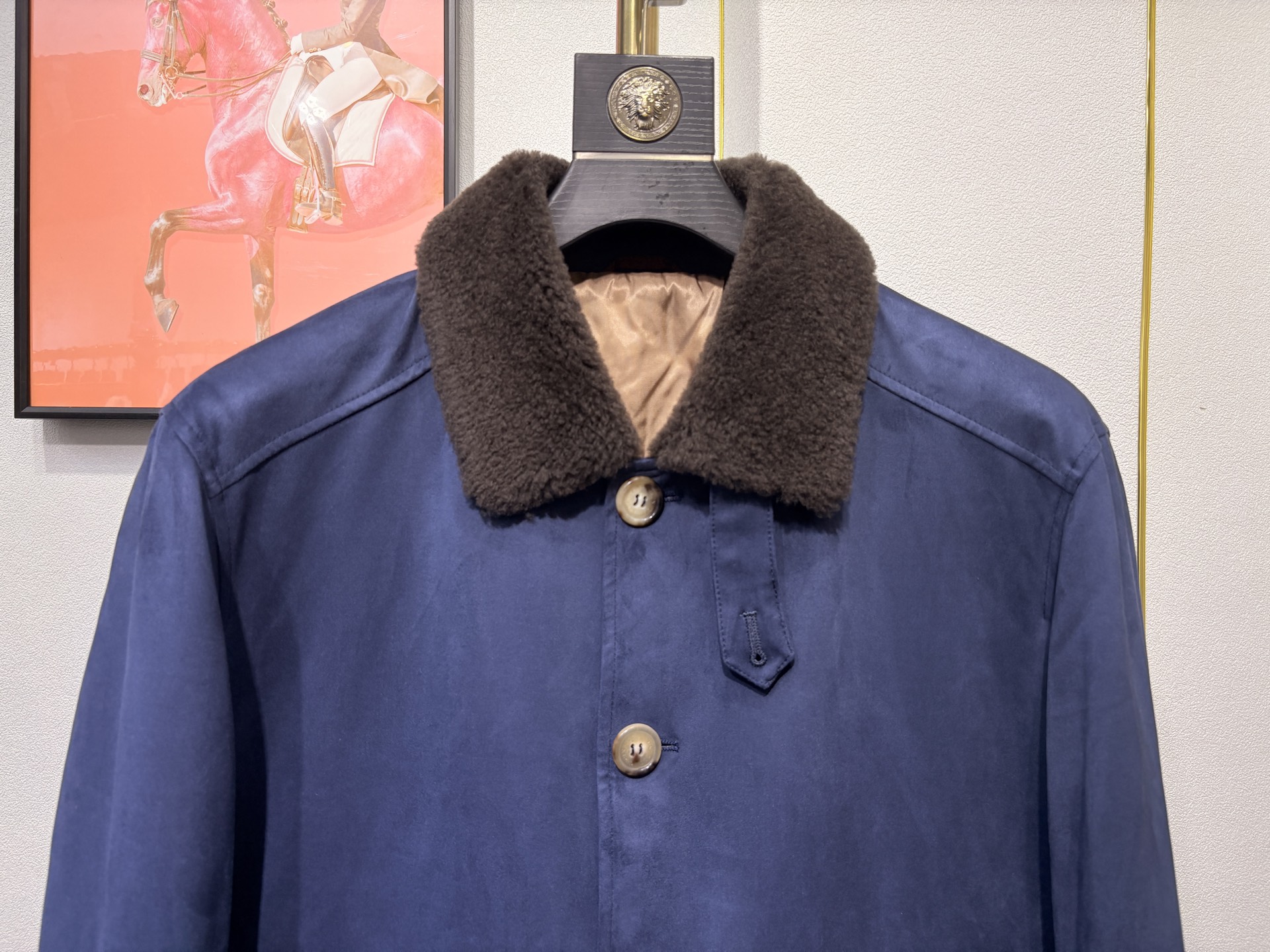 羽模式 BC，意大利老钱风夹克外套，采用高端海岛丝面料，内里填充桑蚕丝，保暖性极佳，羊毛毛领设计，高端时