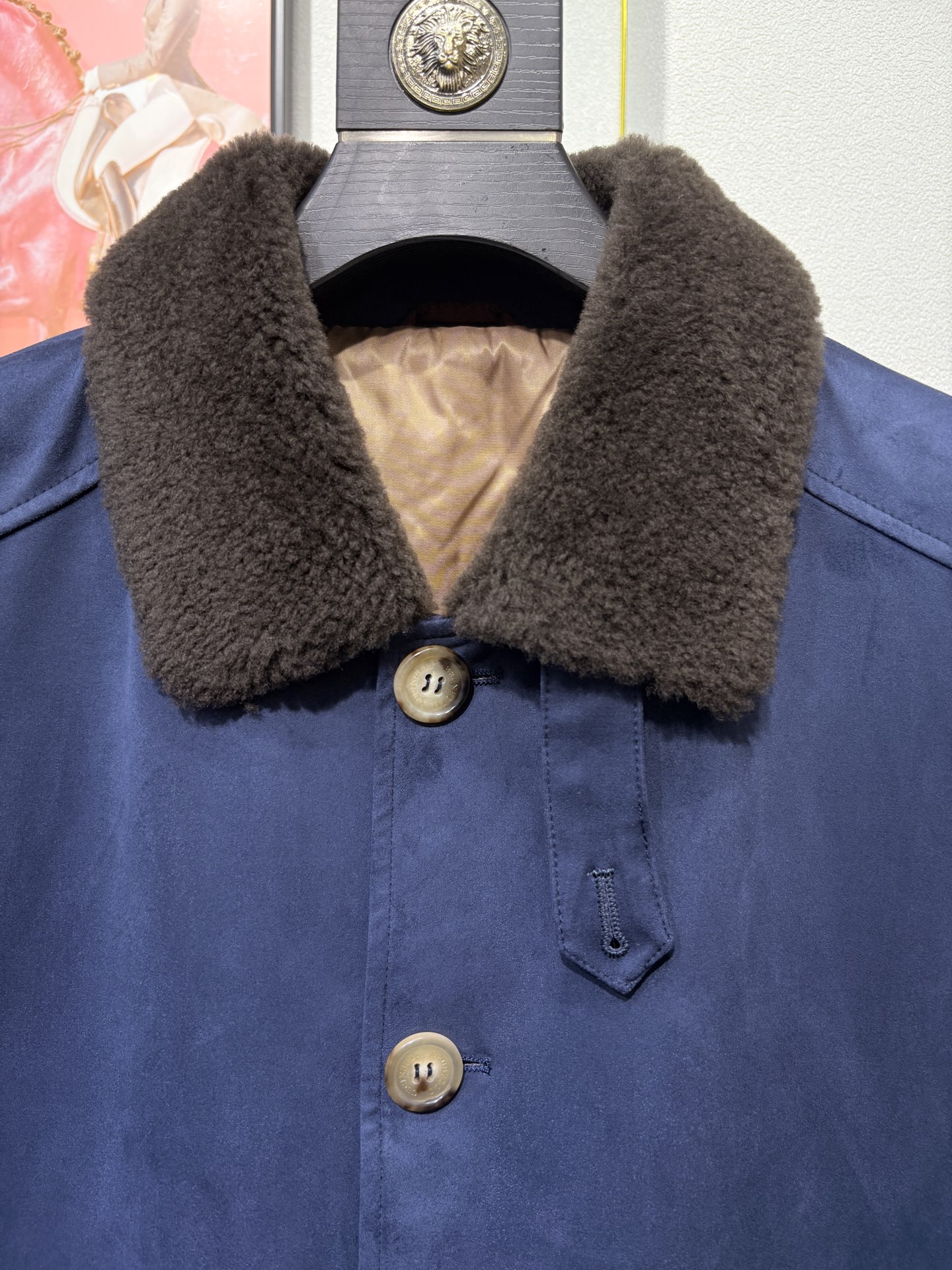 羽模式 BC，意大利老钱风夹克外套，采用高端海岛丝面料，内里填充桑蚕丝，保暖性极佳，羊毛毛领设计，高端时