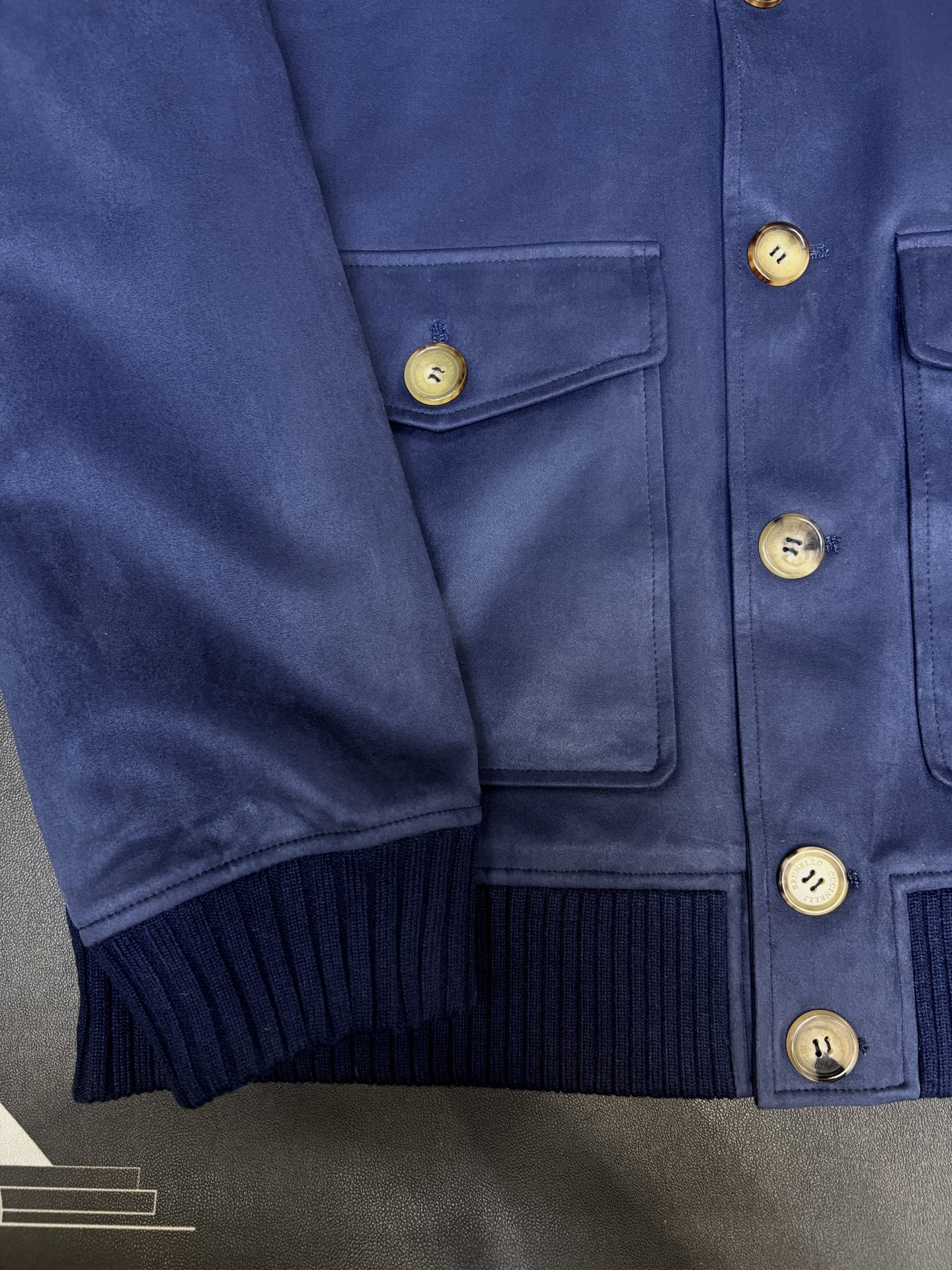 羽模式 BC，意大利老钱风夹克外套，采用高端海岛丝面料，内里填充桑蚕丝，保暖性极佳，羊毛毛领设计，高端时