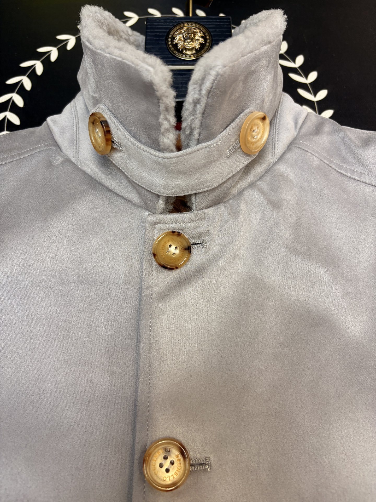 羽模式 BC，意大利老钱风夹克外套，采用高端海岛丝面料，内里填充桑蚕丝，保暖性极佳，羊毛毛领设计，高端时