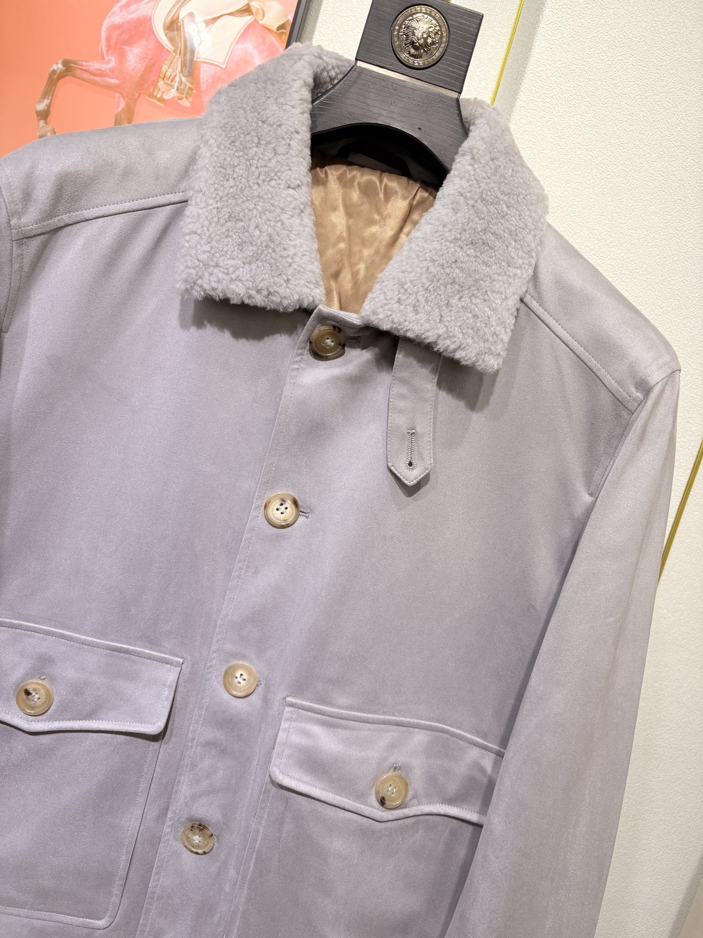 羽模式 BC，意大利老钱风夹克外套，采用高端海岛丝面料，内里填充桑蚕丝，保暖性极佳，羊毛毛领设计，高端时