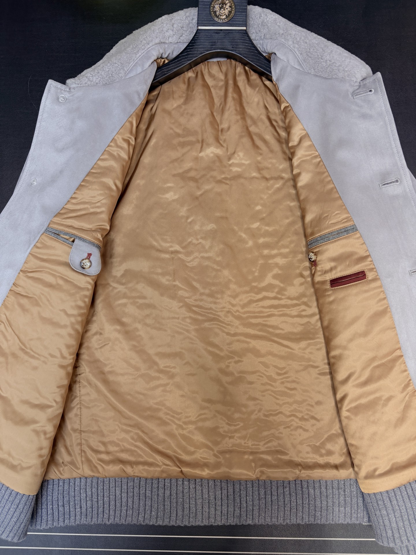 羽模式 BC，意大利老钱风夹克外套，采用高端海岛丝面料，内里填充桑蚕丝，保暖性极佳，羊毛毛领设计，高端时