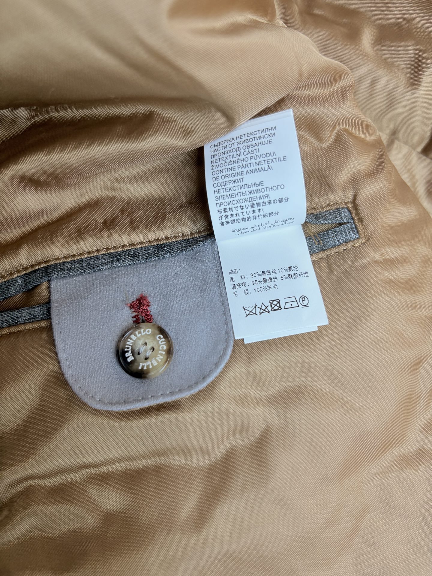 羽模式 BC，意大利老钱风夹克外套，采用高端海岛丝面料，内里填充桑蚕丝，保暖性极佳，羊毛毛领设计，高端时